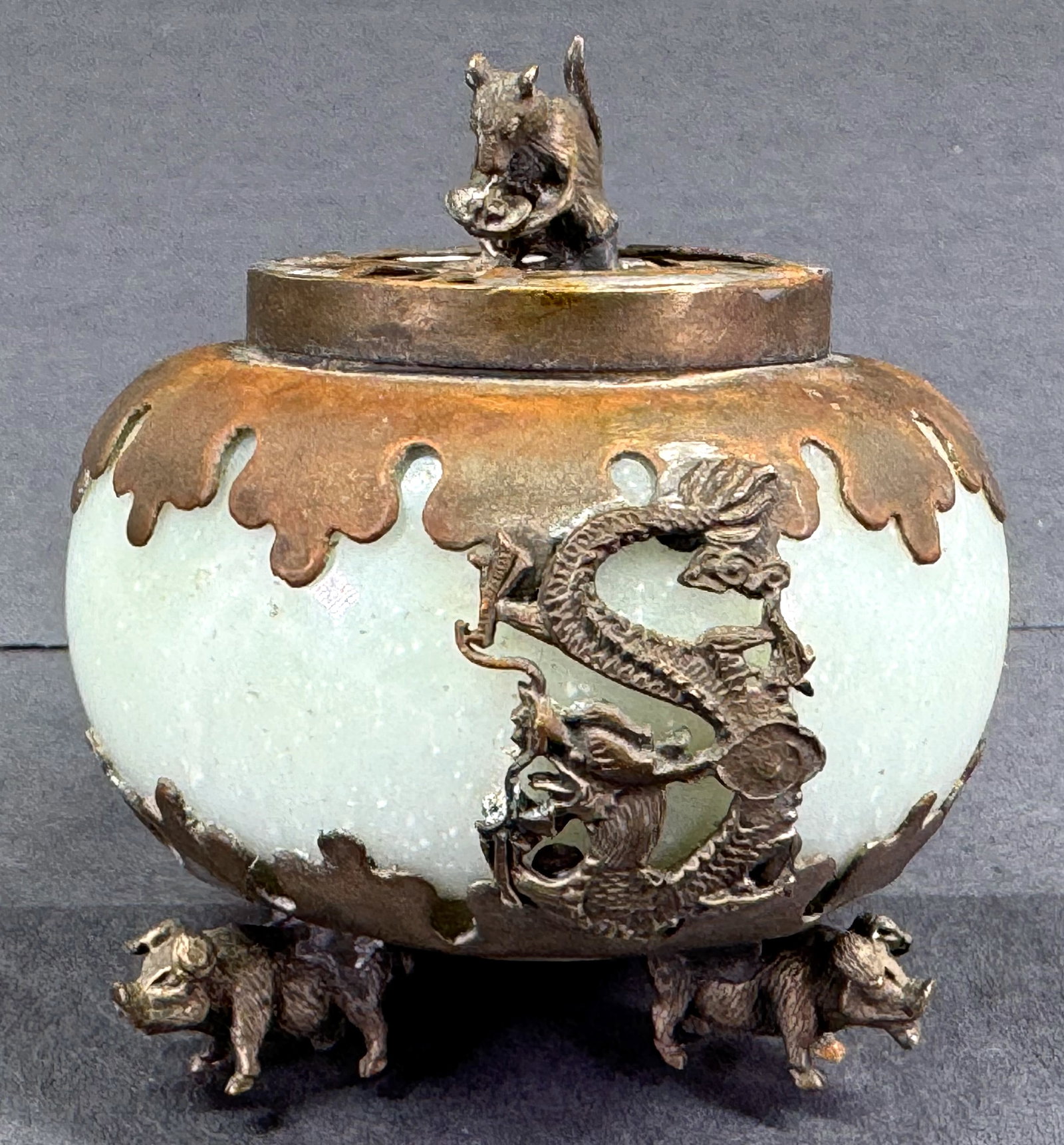 Vintage Chinese filigree dragons, pig feet, rat lid”s knob metal and jade incense burner: Vintage Chinese decorated with filigree dragons, pig feet and rat lid”s knob metal and jade incense burner. For measures please refer to the pictures taken with a measuring tape. Weight: 113 Gra