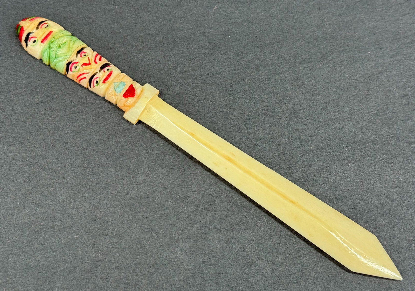 Vintage carved and painted bone Alaskan totem pole letter opener: Vintage carved and painted bone Alaskan totem pole letter opener For measures please refer to the pictures taken with a measuring tape. Weight: 12 Grams. This is a NO RESERVE AUCTION: there are no hid