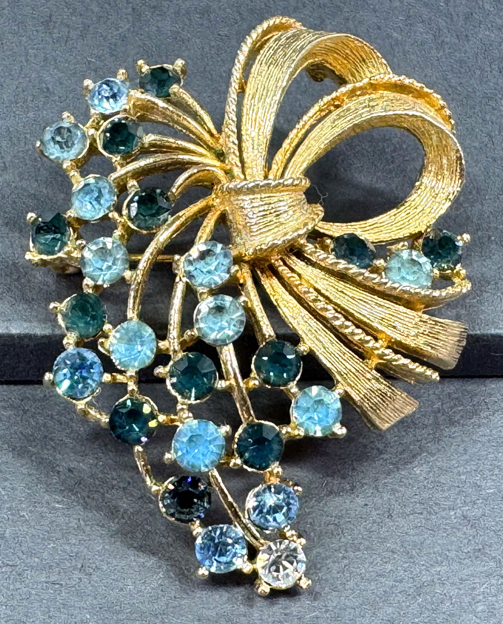 Vintage Lisner rhinestones goldtone metal flowers cluster ribbons in bow pin brooch (1 of 8)