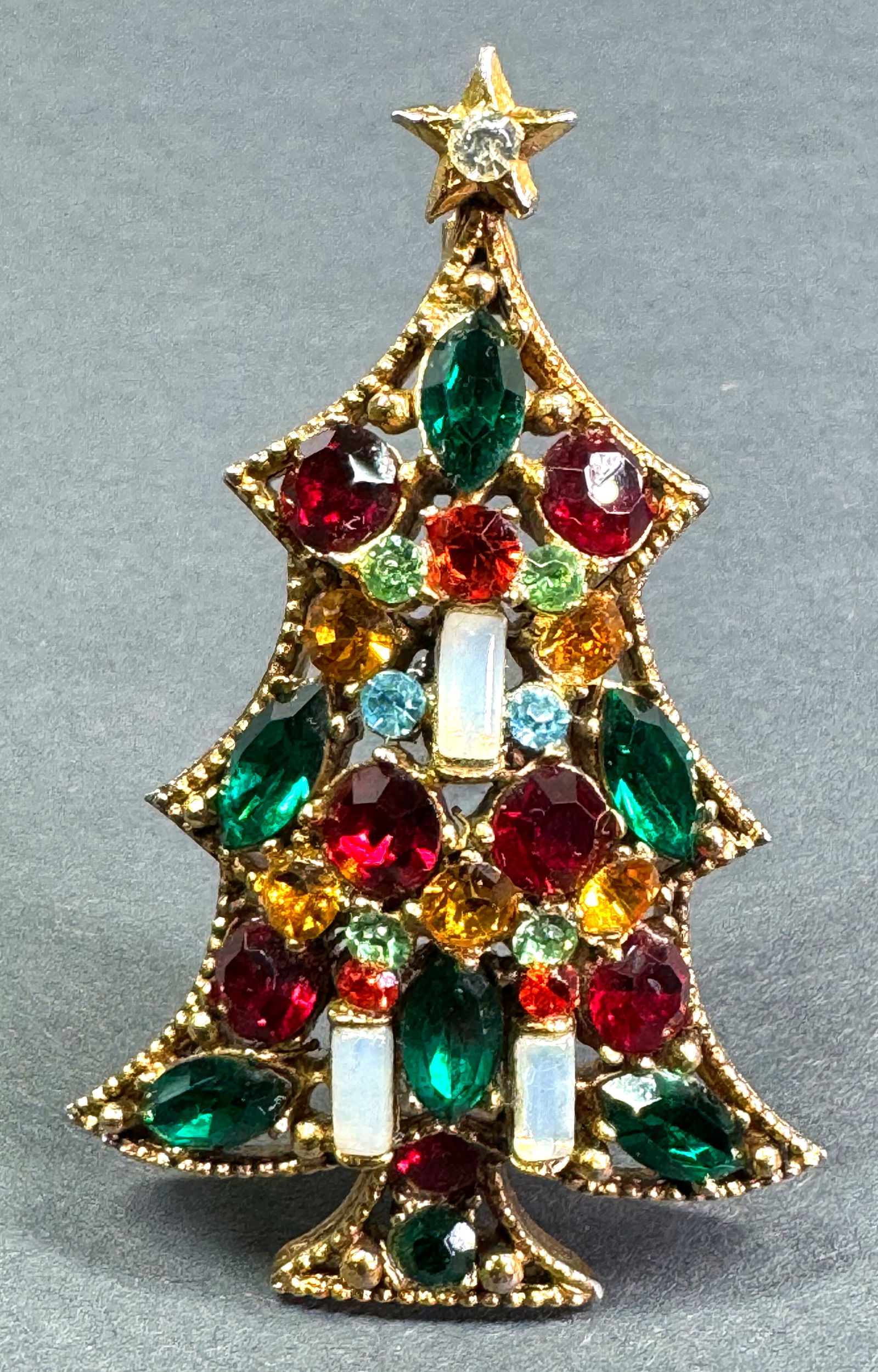 Vintage Regency crystals and rhinestones goldtone metal Christmas tree pin brooch. (1 of 8)