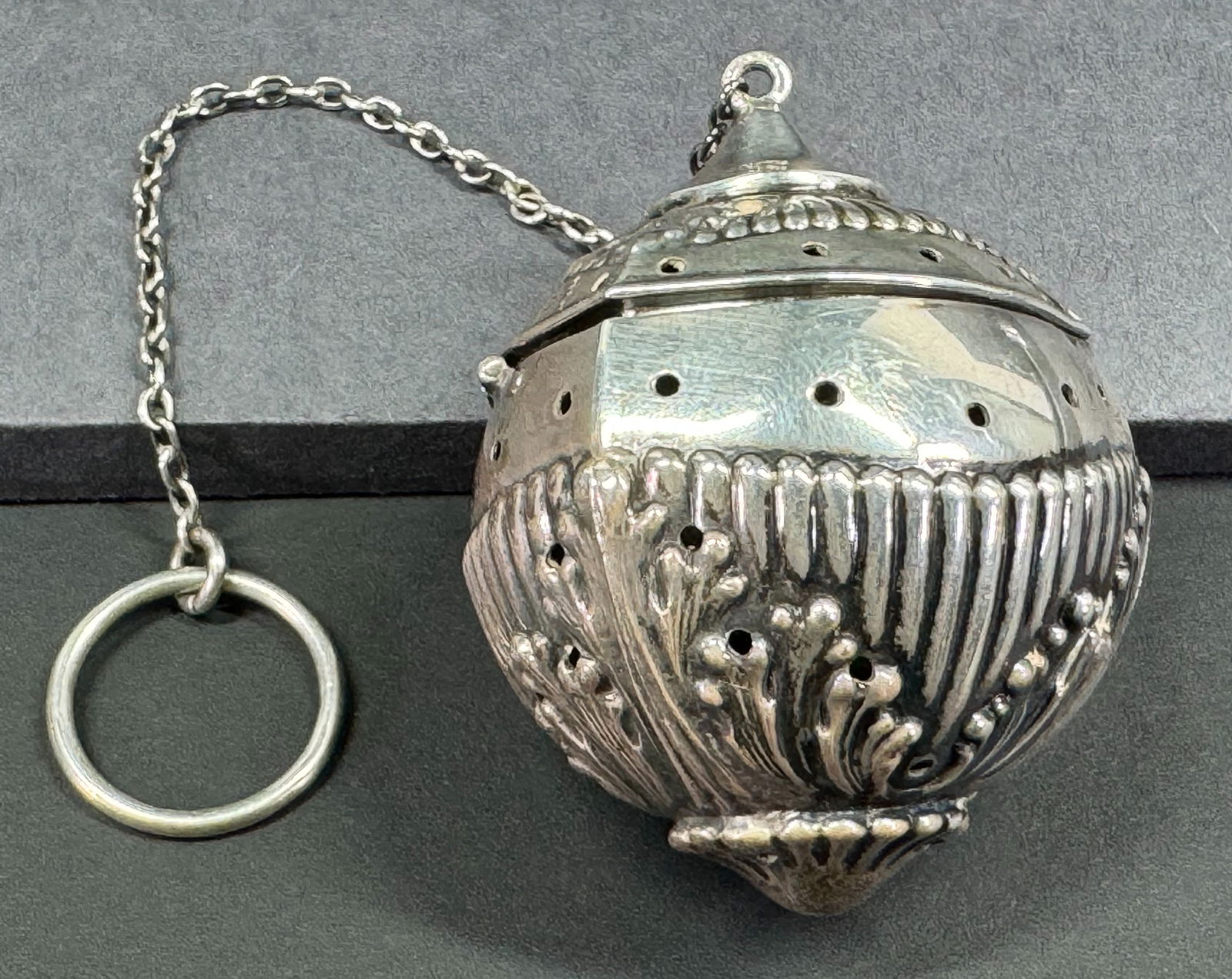 Vintage Simons Bros & Co sterling silver tea ball. (1 of 13)