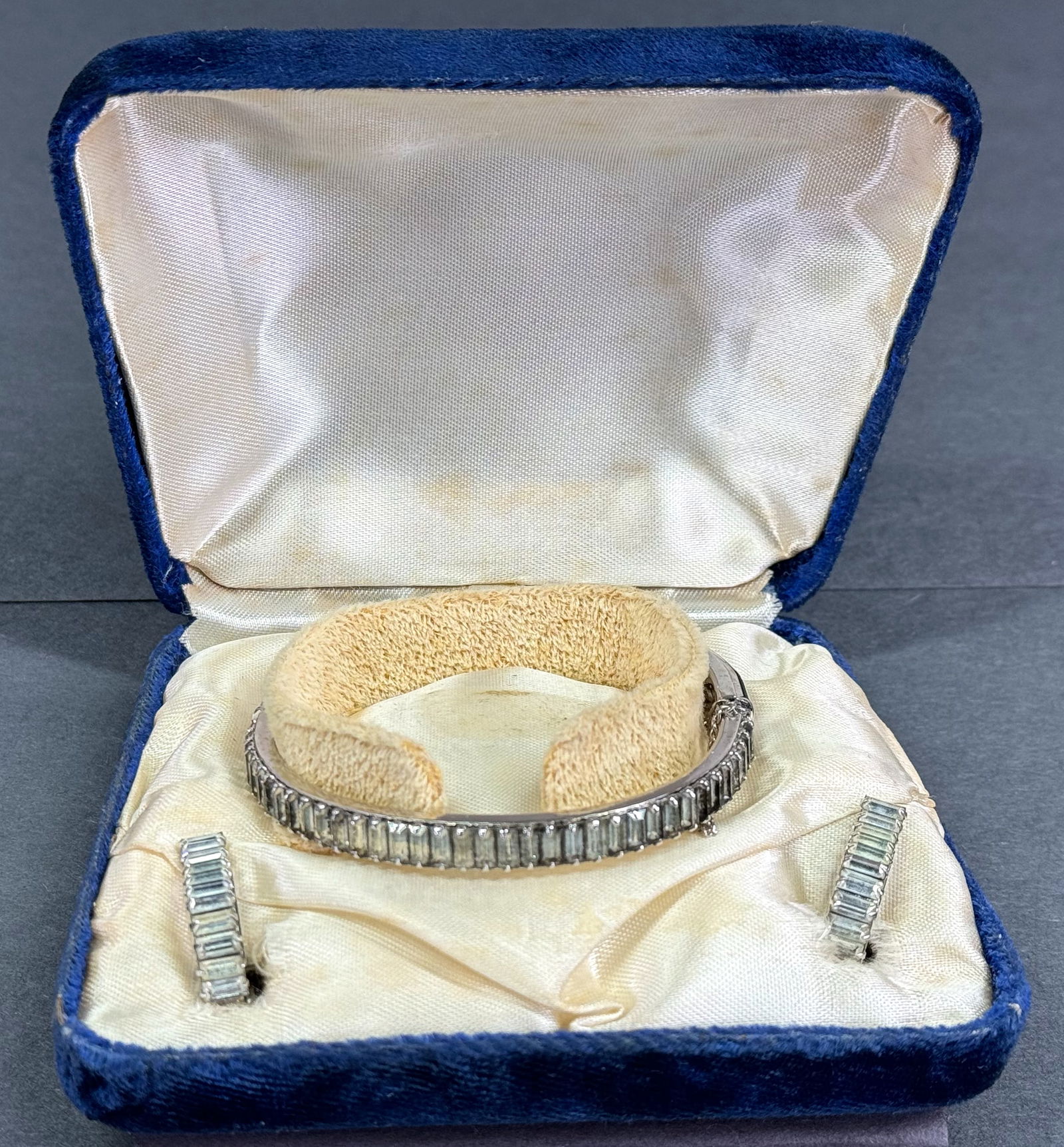 Vintage clear crystals silvertone metal bracelet & clip on earrings set in box. (1 of 15)
