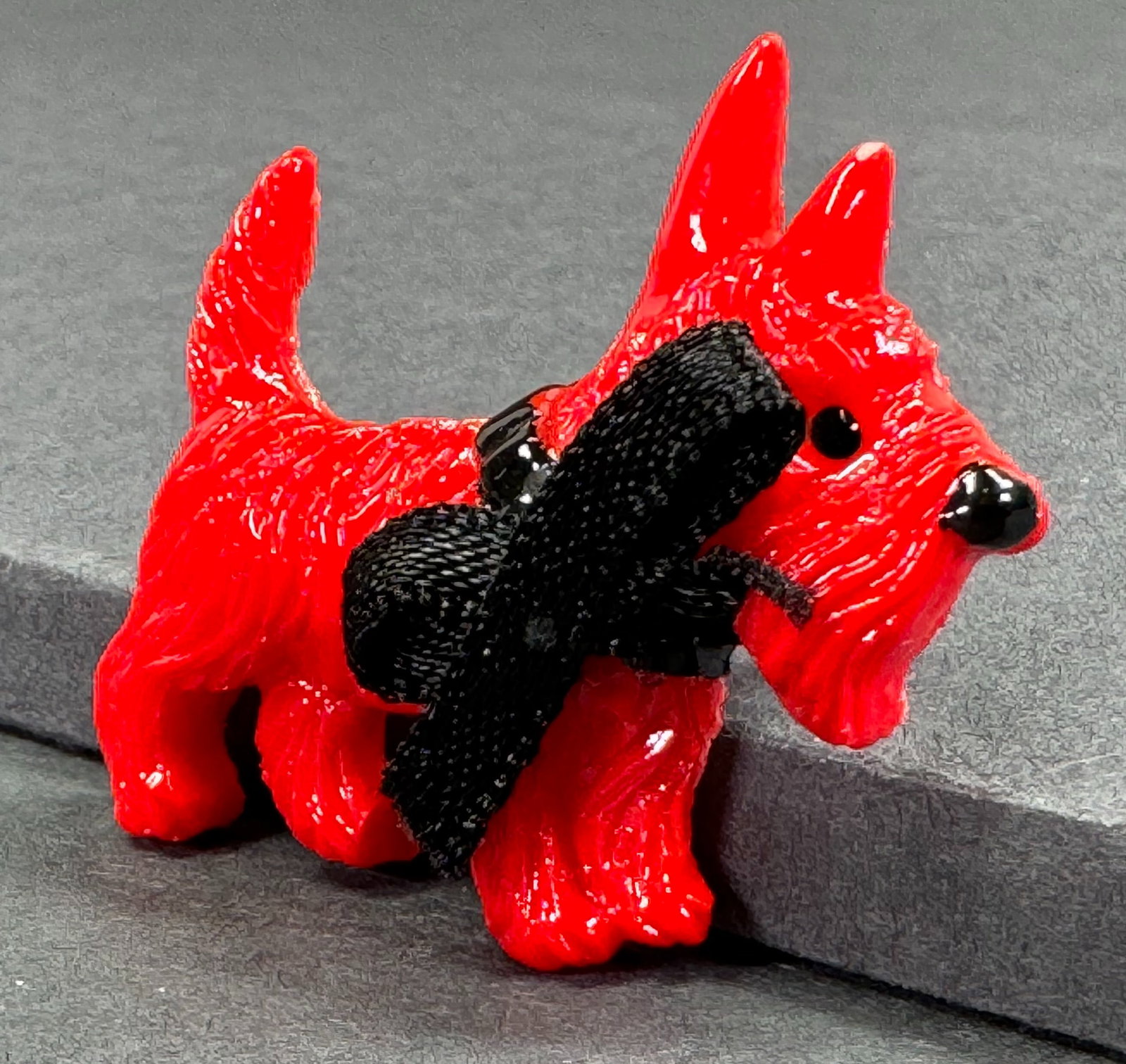 Vintage black fabric bow red plastic scottie dogs pin brooch.: Vintage black fabric bow red plastic scottie dogs pin brooch. Unmarked For measures please refer to the pictures taken with a measuring tape. Weight: 4 Grams. This is a NO RESERVE AUCTION: there are n