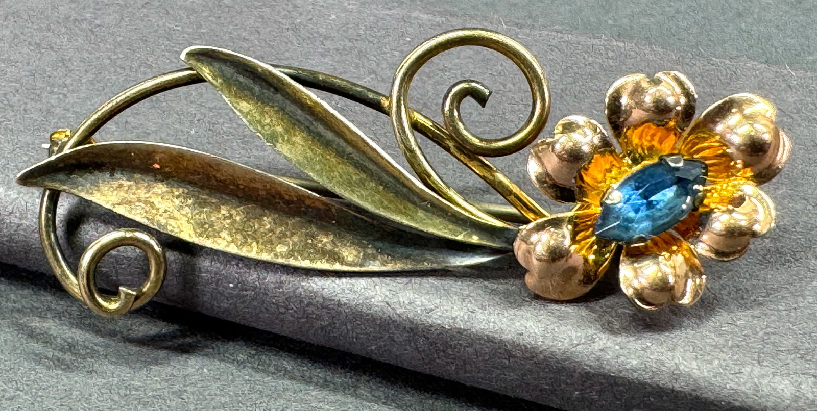 Vintage Van Dell blue crystal two shades 12K gold filled flower & leaves pin brooch . (1 of 8)