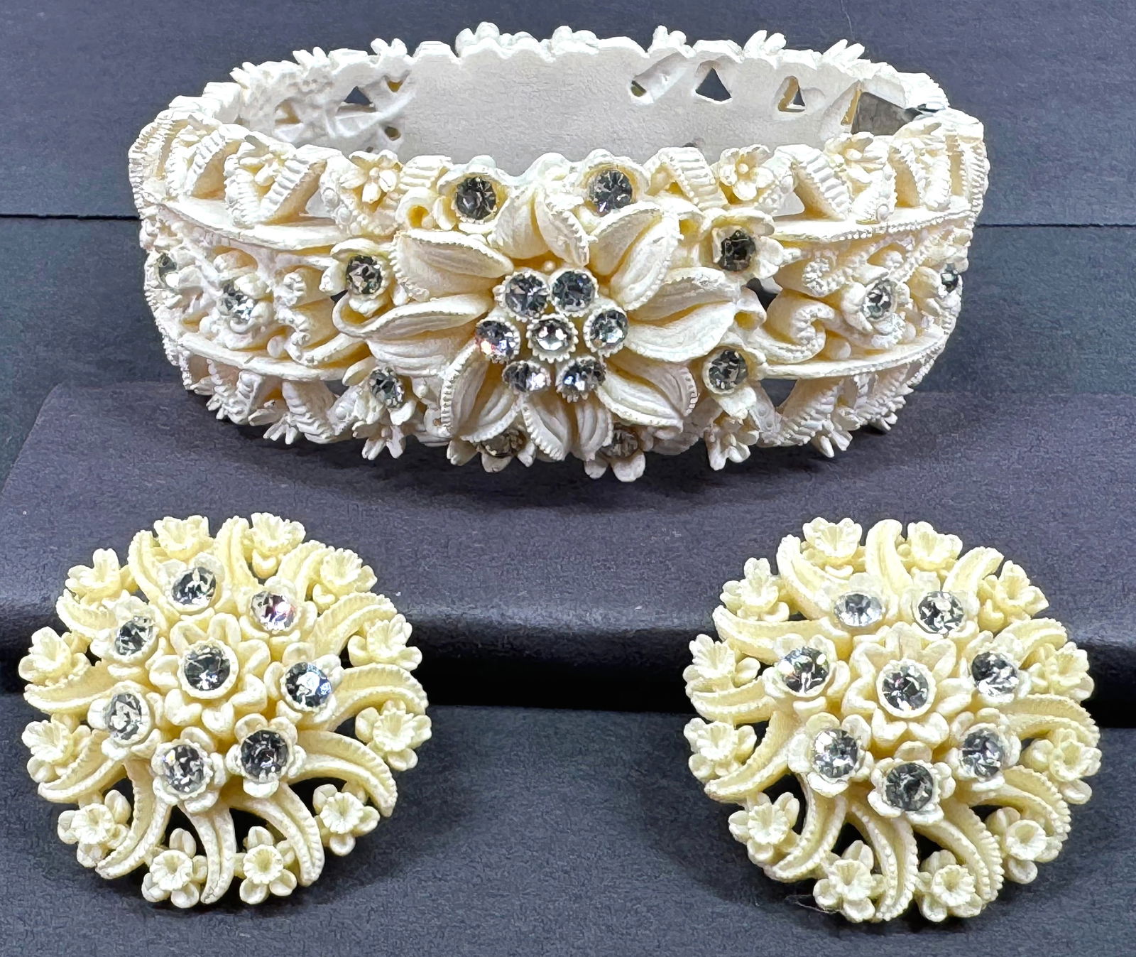Vintage clear rhinestones molded plastic clamper bracelet and stud earrings. (1 of 13)