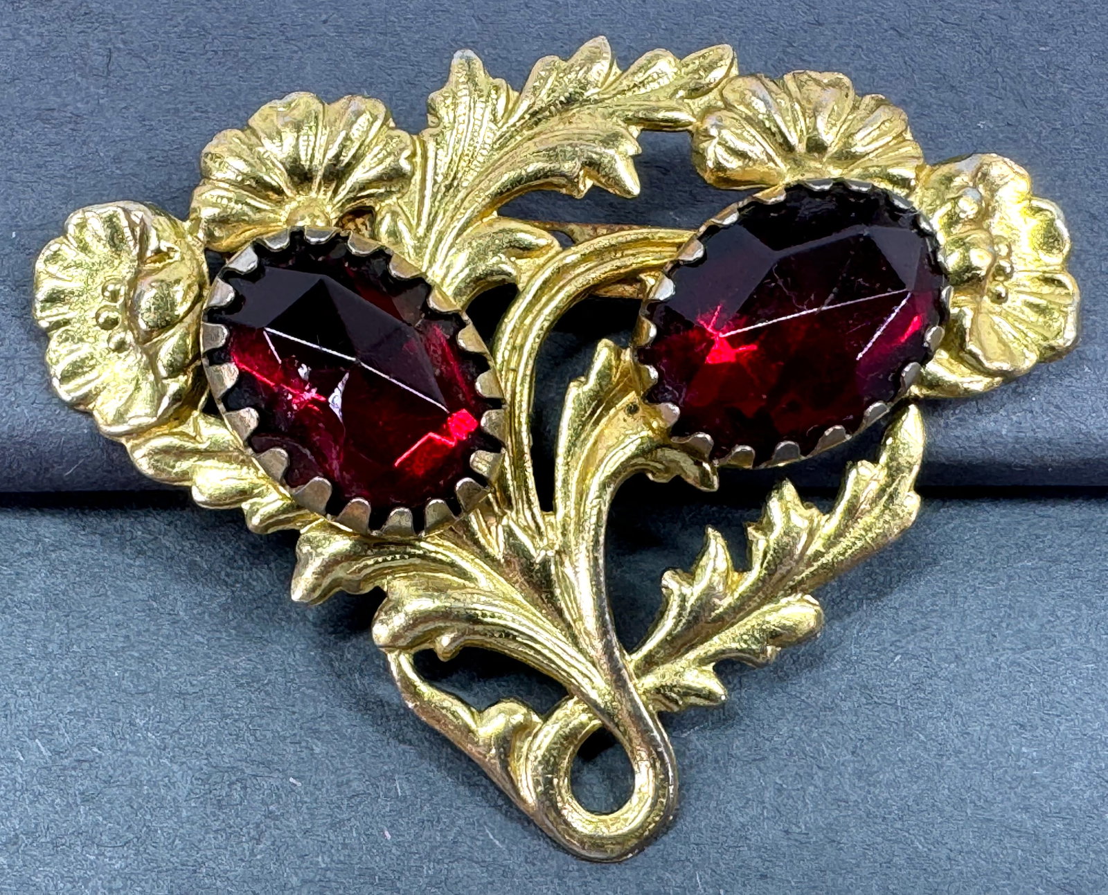 Vintage Edwardian vauxhall red glass goldtone metal flowers & leaves pin brooch.: Vintage Edwardian vauxhall red glass goldtone metal flowers & leaves pin brooch. For measures please refer to the pictures taken with a measuring tape. Weight: 12 Grams all . This is a NO RESERVE AUCT