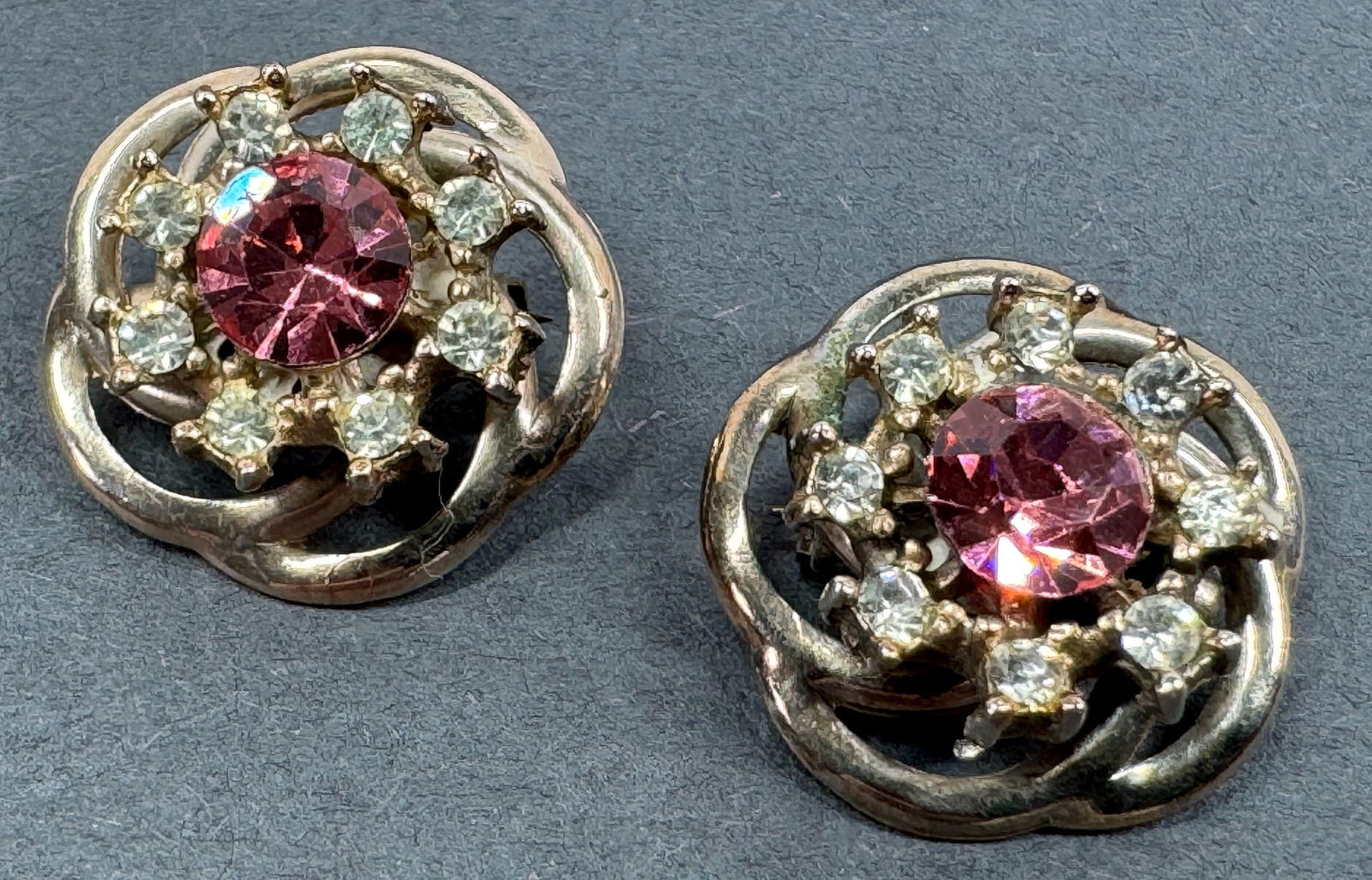 Vintage faceted pink crystals & clear rhinestones goldtone metal flower small pin brooches. (1 of 5)