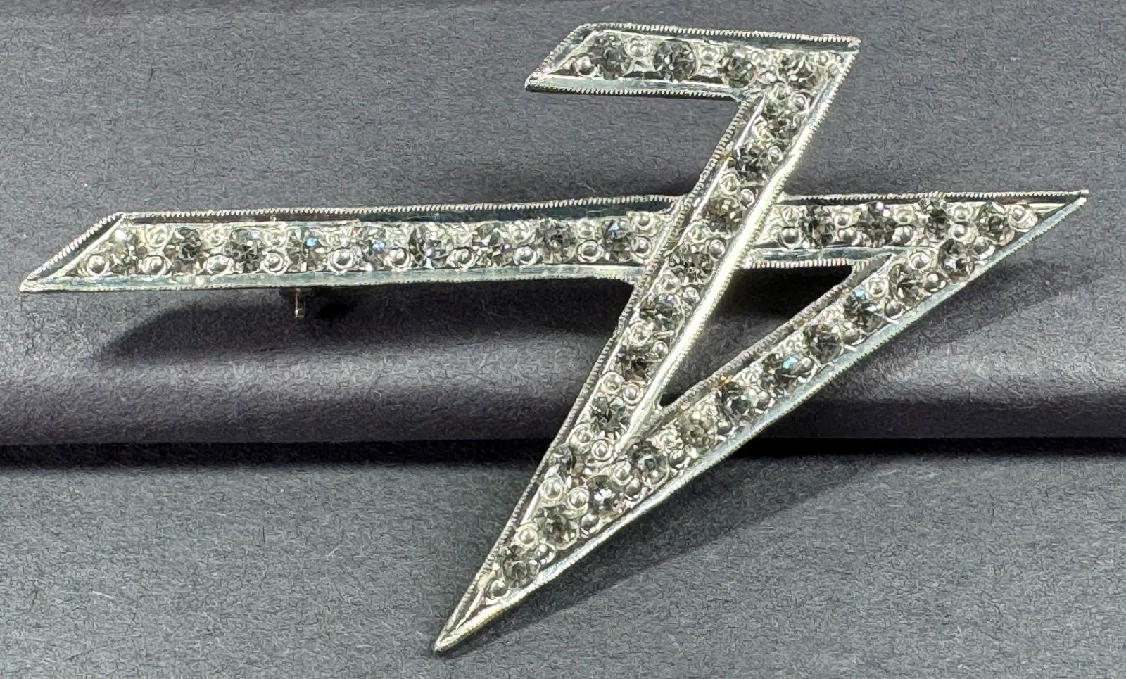 Antique art deco clear crystals pot metal pin brooch. (1 of 6)