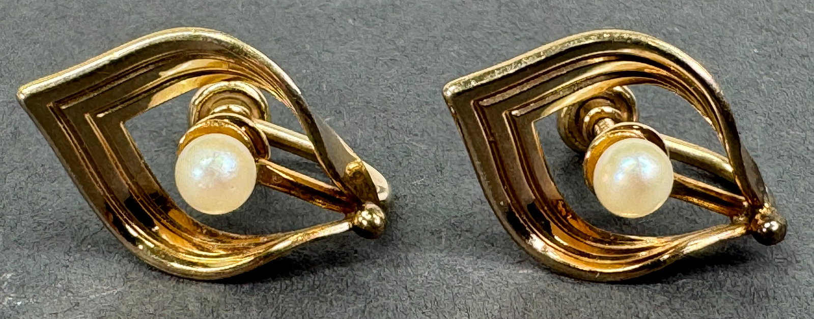 Vintage Van Dell faux pearl 12K gold filled leaf screw earrings.: Vintage Van Dell faux pearl gold filled leaf screw earrings. Marked Van Dell 1/20 12K GF . For measures please refer to the pictures taken with a measuring tape. Weight: 3 Grams. <. We do not offer in