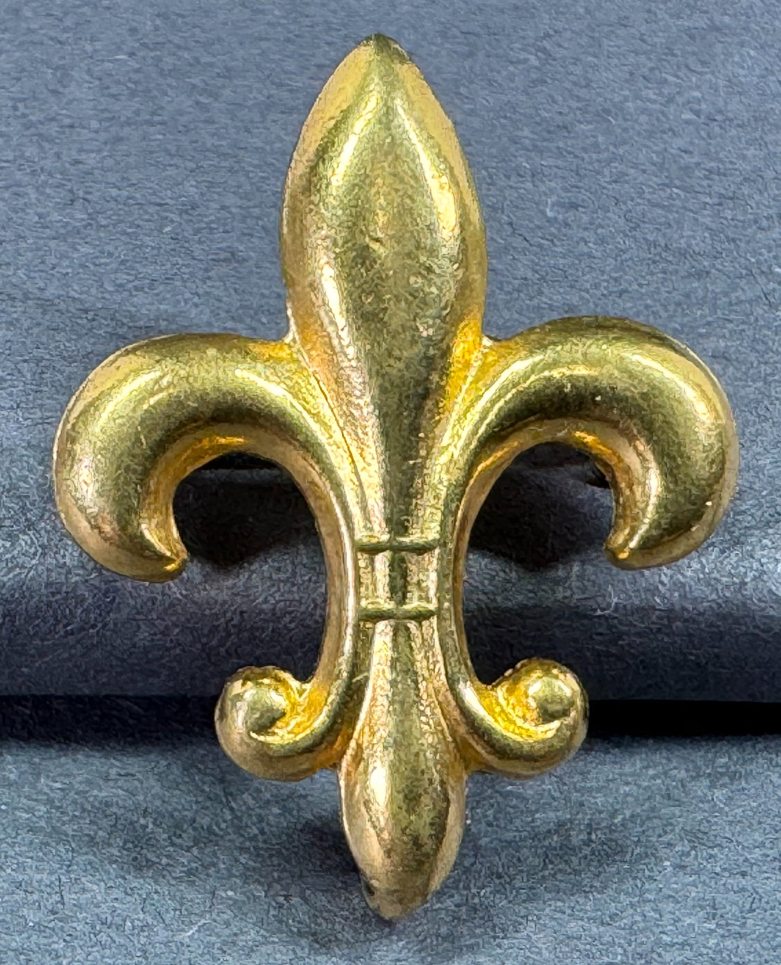 Antique fleur de lis gold filled pin brooch with keeper hook.: Antique fleur de lis gold filled pin brooch with keeper hook. Marked Pat 2066969. For measures please refer to the pictures taken with a measuring tape. Weight: 3 Grams. This is a NO RESERVE AUCTION: 