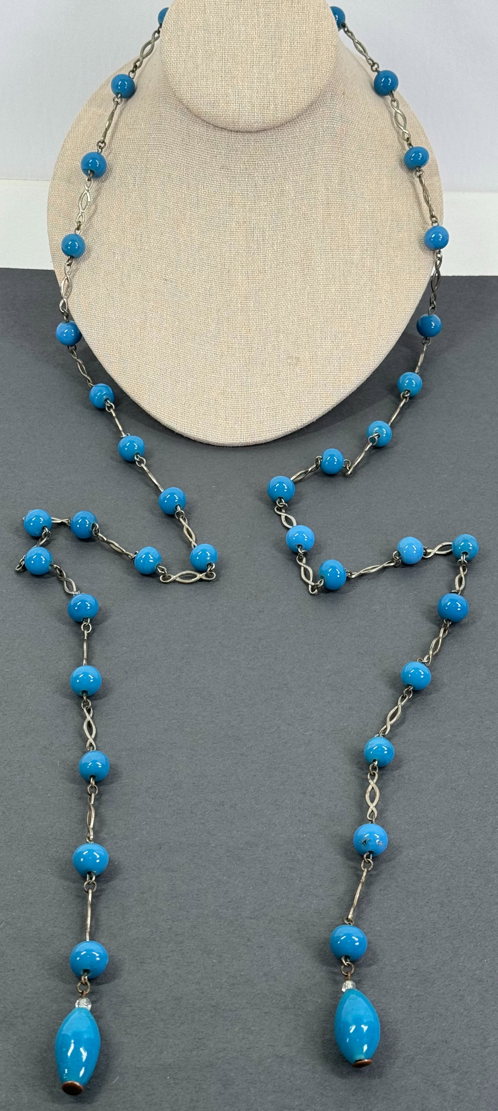 Antique art deco flapper lavender glass silvertone metal lariat necklace.: Antique art deco flapper lavender glass silvertone metal lariat necklace. No clasp. For measures please refer to the pictures taken with a measuring tape. Weight: 100 Grams. This is a NO RESERVE AUCTI