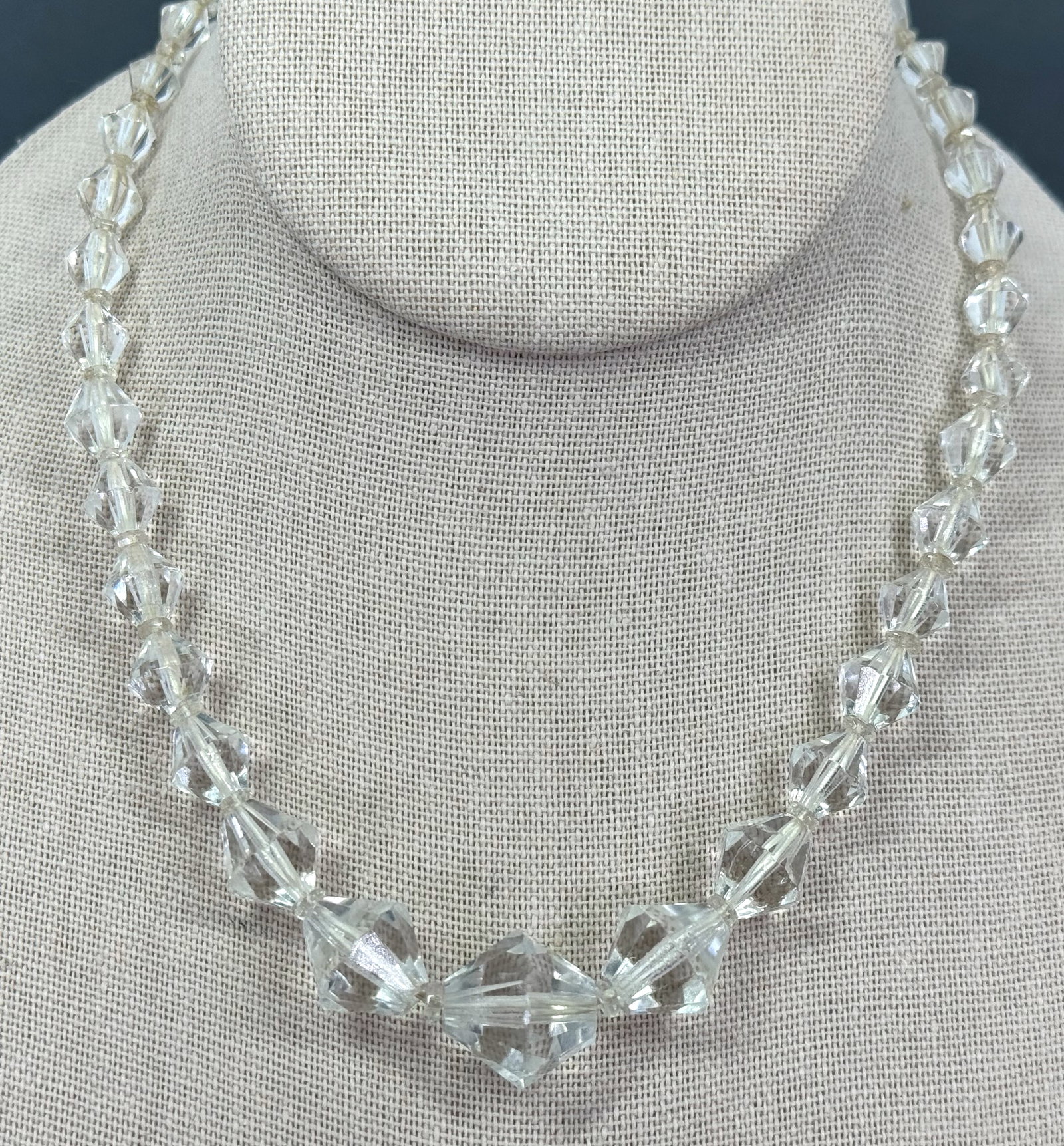 Antique art deco faceted graduated clear crystals collar necklace.: Antique art deco faceted graduated clear crystals collar necklace. Original cotton thread string. Unmarked For measures please refer to the pictures taken with a measuring tape. Weight: 43 Grams. We d