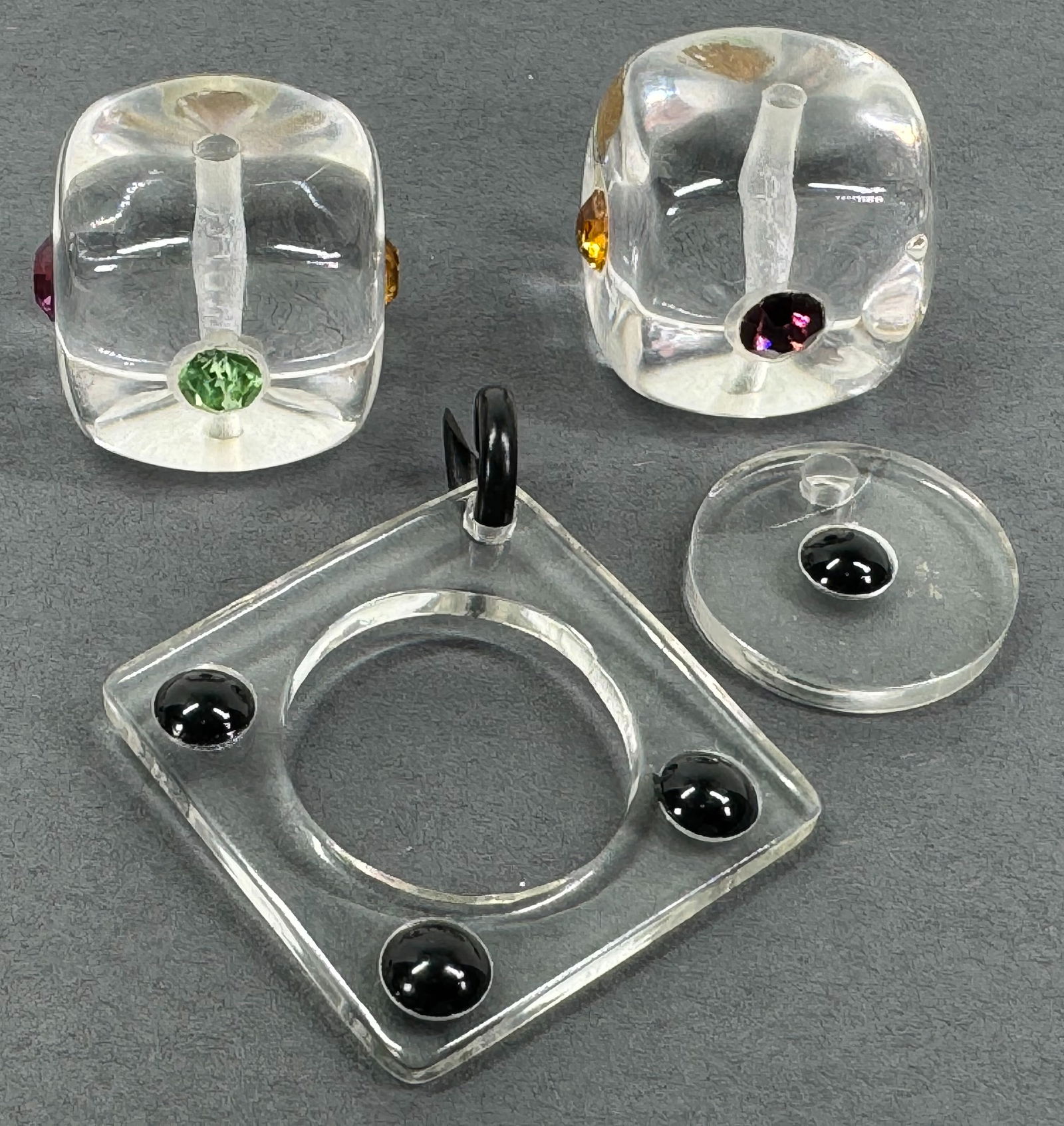 Vintage clear lucite dice beads with color rhinestones & pendants with black dots. Unmarked: Vintage clear lucite dice beads with color rhinestones & pendants with black dots. Unmarked For measures please refer to the pictures taken with a measuring tape. Weight: 35 Grams. We do not offer int