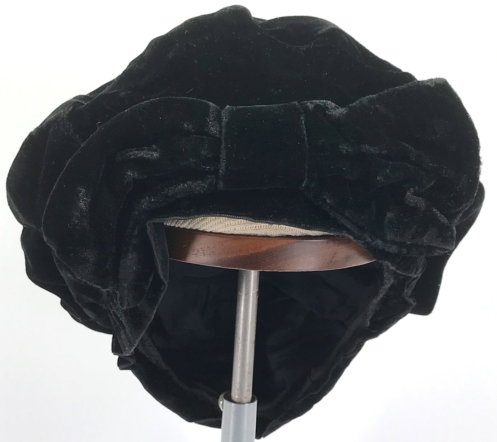 Vintage black velvet large bow hat: Vintage black velvet large bow hat Fabric label. Interior circumference measures around 22 1/2 inches This is a NO RESERVE AUCTION: there are no hidden or confidential reserves, all acceptable bidding