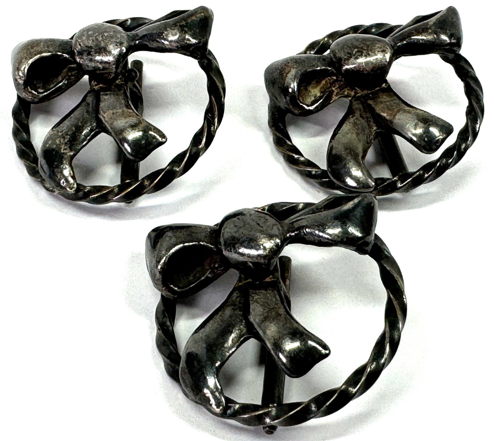 Vintage gunmetal open back ribbons in bow twirl rim rounded stud buttons.: Vintage gunmetal open back ribbons in bow twirl rim rounded stud buttons. Lot of 3. For measures please refer to the pictures taken with a measuring tape. Weight: 38 Grams. This is a NO RESERVE AUCTIO