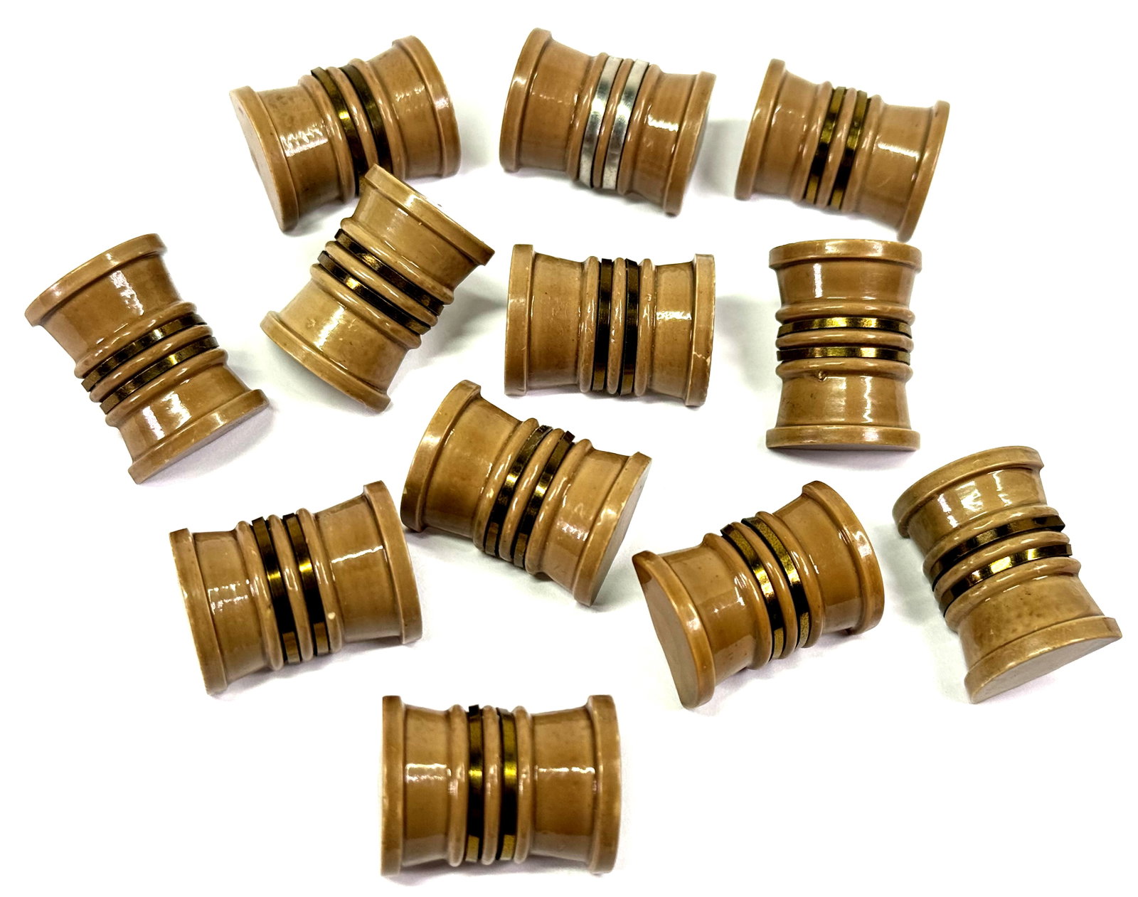 Vintage metal striped beige plastic bow shaped buttons. Unused: Vintage metal striped beige plastic bow shaped buttons. Unused. Metal shank. Lot of 12 . Metal is goldtone in 11 of them and silvertone in one of them. For measures please refer to the pictures taken 