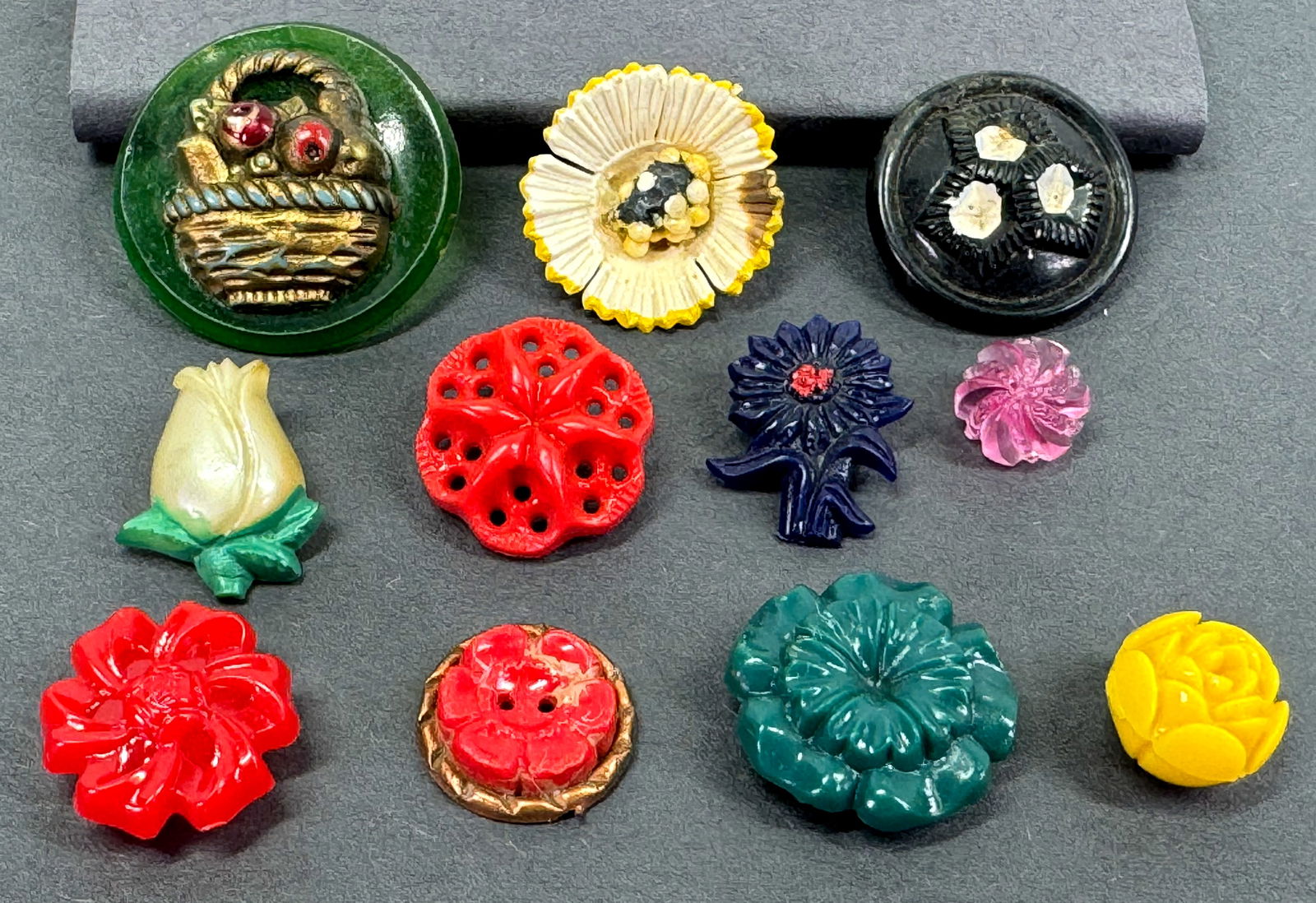 Vintage assorted mostly plastic flower buttons. Lot of 11 (1 of 9)