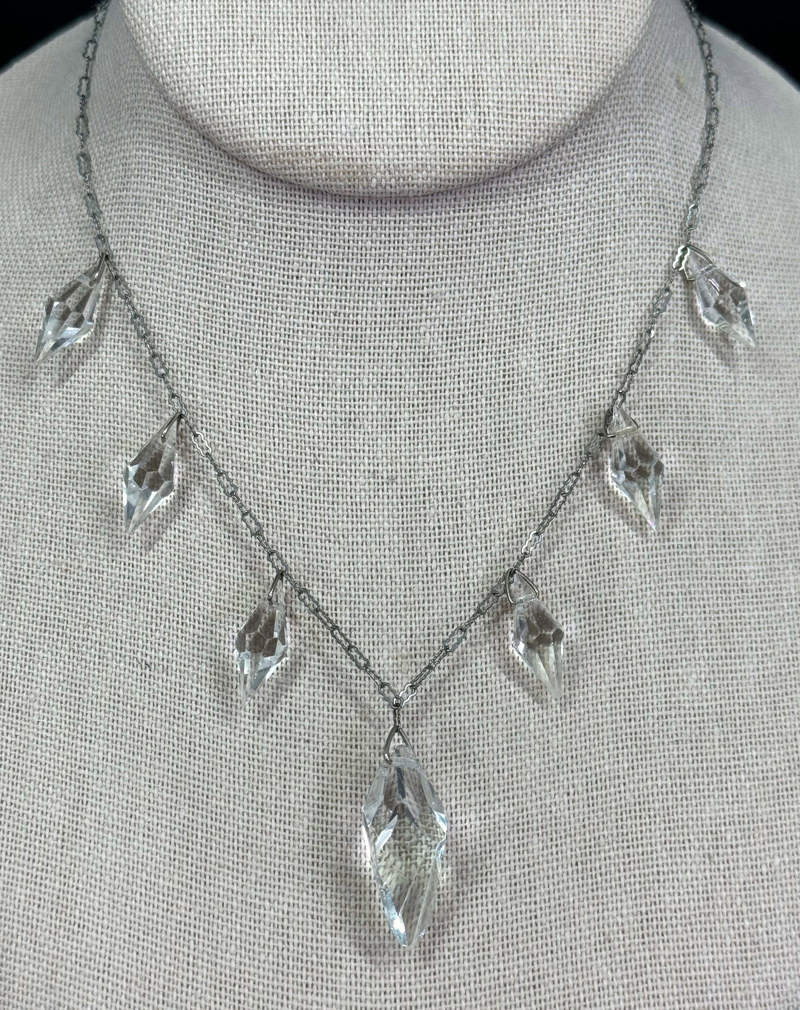 Antique art deco faceted crystals drop silvertone crinkle chain lavalier necklace: Antique art deco faceted crystals drop silvertone crinkle chain lavalier necklace. Unmarked For measures please refer to the pictures taken with a measuring tape. Weight: 9 Grams. This is a NO RESERVE
