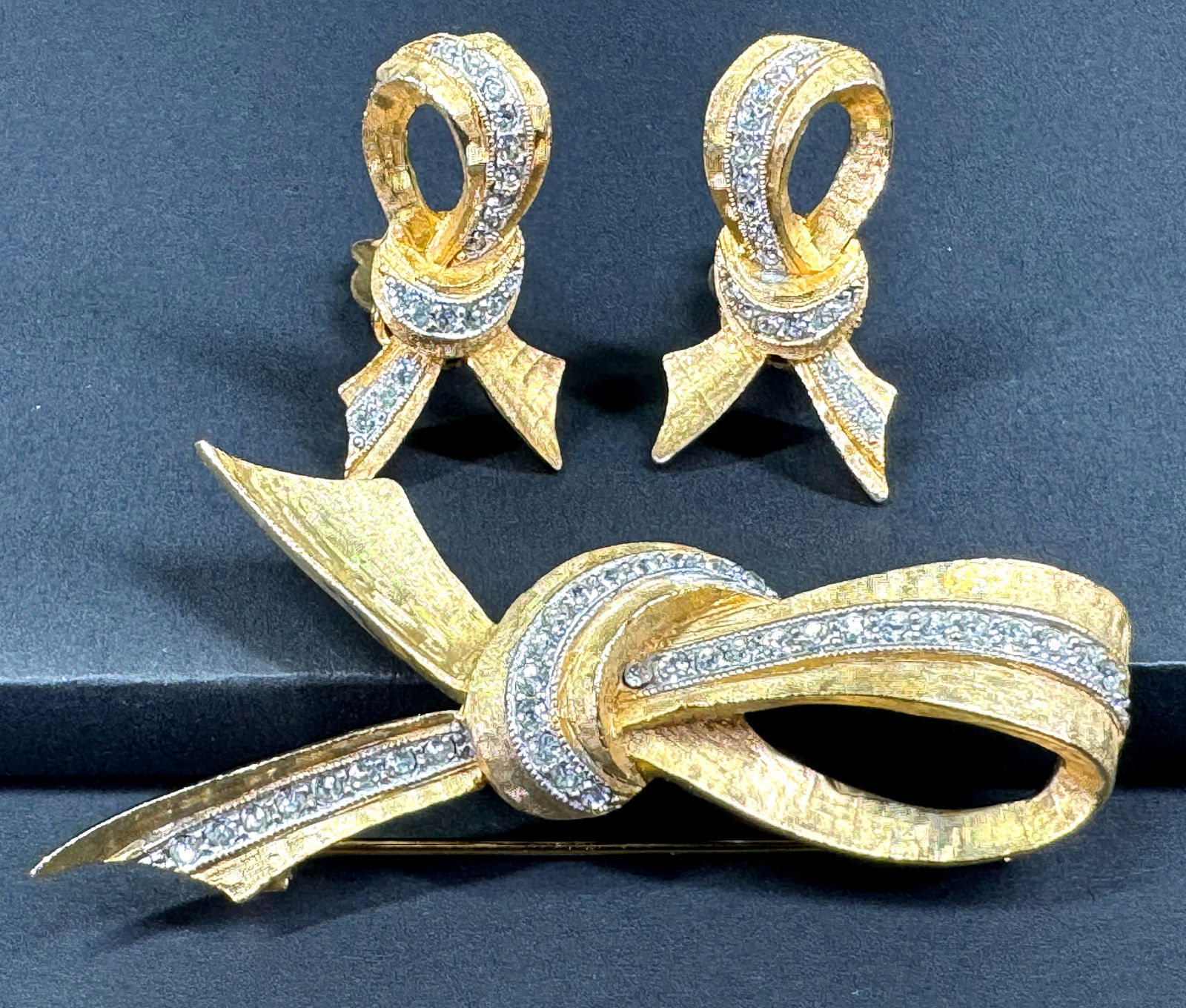 Vintage De Nicola clear rhinestones goldtone metal ribbons in bow brooch pin & clip earrings set (1 of 13)