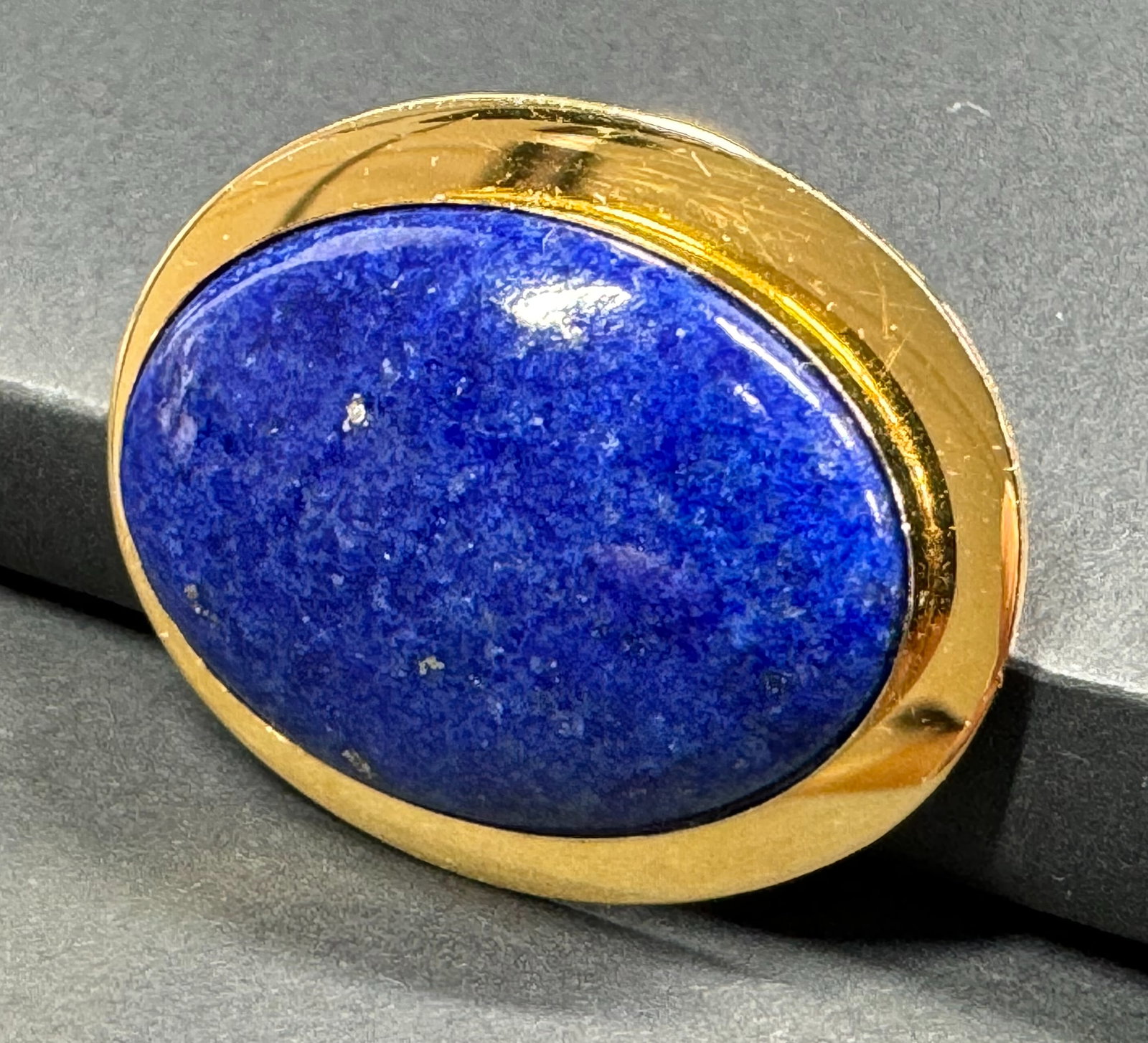 Vintage modernist style lapis cab goldtone metal pin brooch.: Vintage modernist style lapis cab goldtone metal pin brooch. Unmarked. For measures please refer to the pictures taken with a measuring tape. Weight: 9 Grams. This is a NO RESERVE AUCTION: there are n