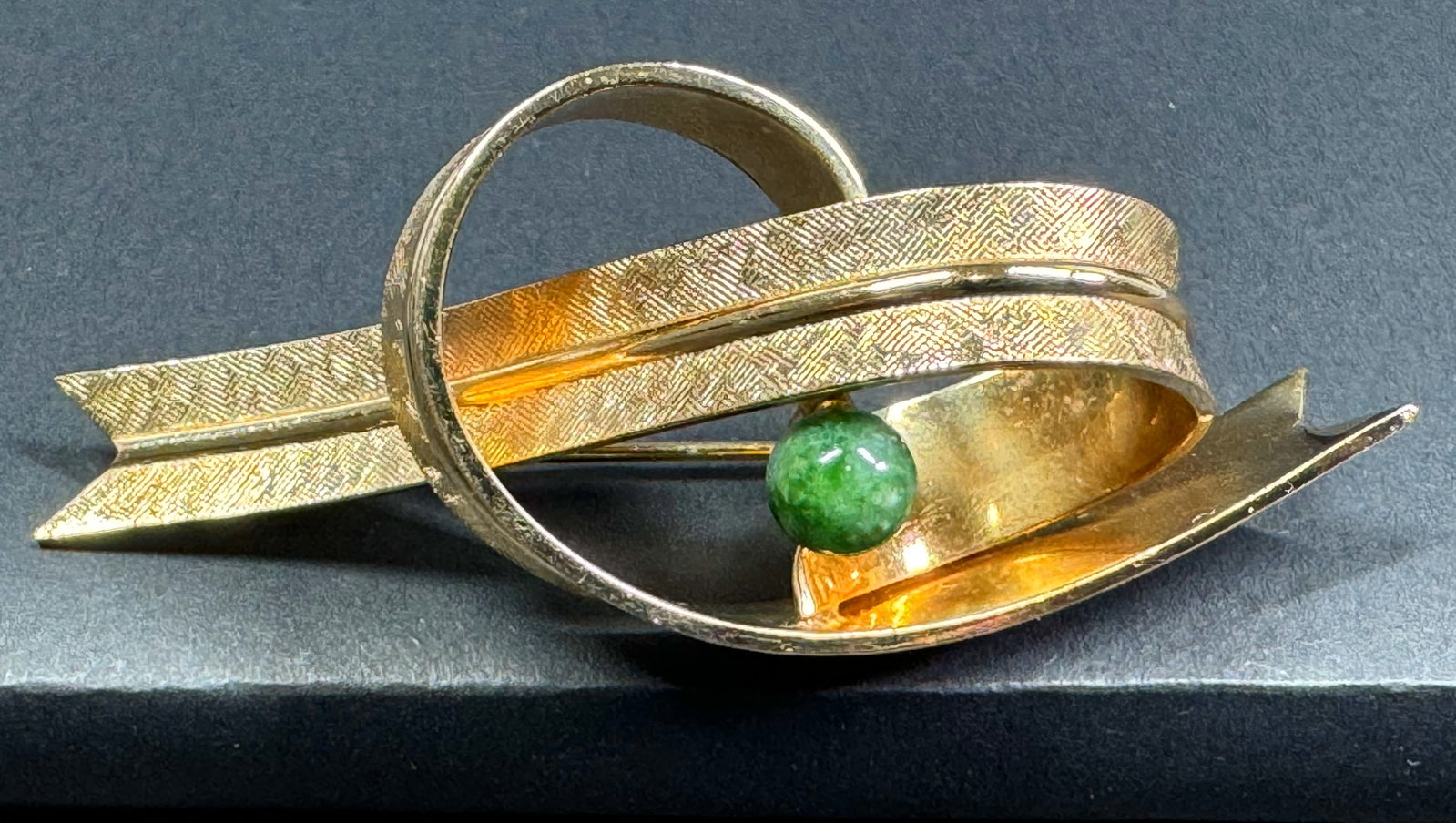 Vintage Winard Jade bead 12K gold filled ribbons pin brooch.: Vintage Winard Jade bead 12K gold filled ribbons pin brooch. Marked. For measures please refer to the pictures taken with a measuring tape. Weight: 8 Grams . This is a NO RESERVE AUCTION: there are no