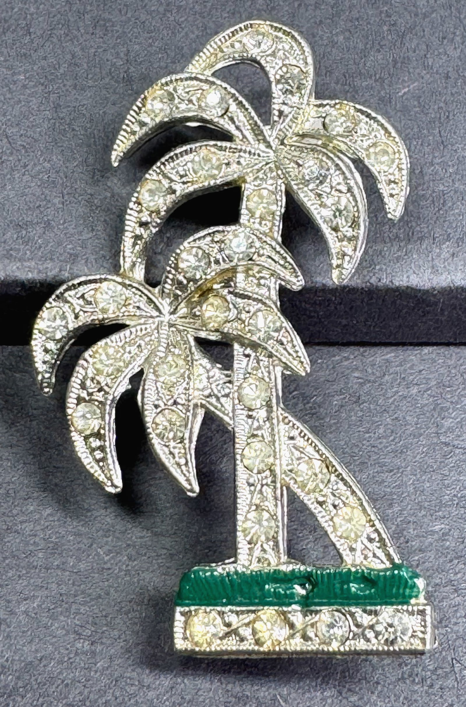 Vintage rhinestones green enamel silvertone metal palm trees pin brooch. (1 of 7)