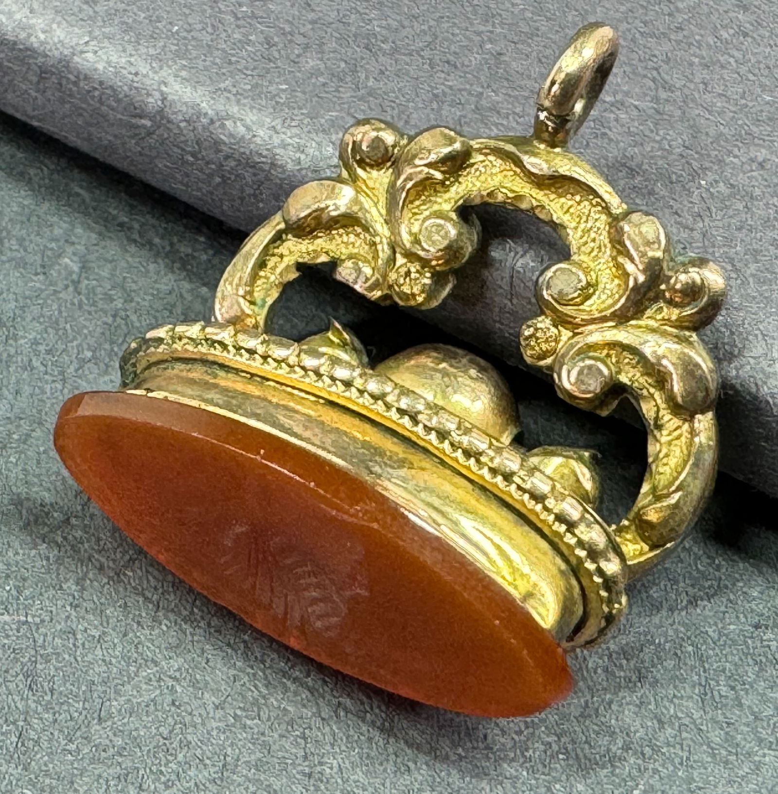 Antique intaglio carnelian portrait gold filled foldable seal fob pendant.: Antique intaglio carnelian portrait gold filled foldable seal fob pendant. Unmarked. For measures please refer to the pictures taken with a measuring tape. Weight: 5 Grams. This is a NO RESERVE AUCTIO