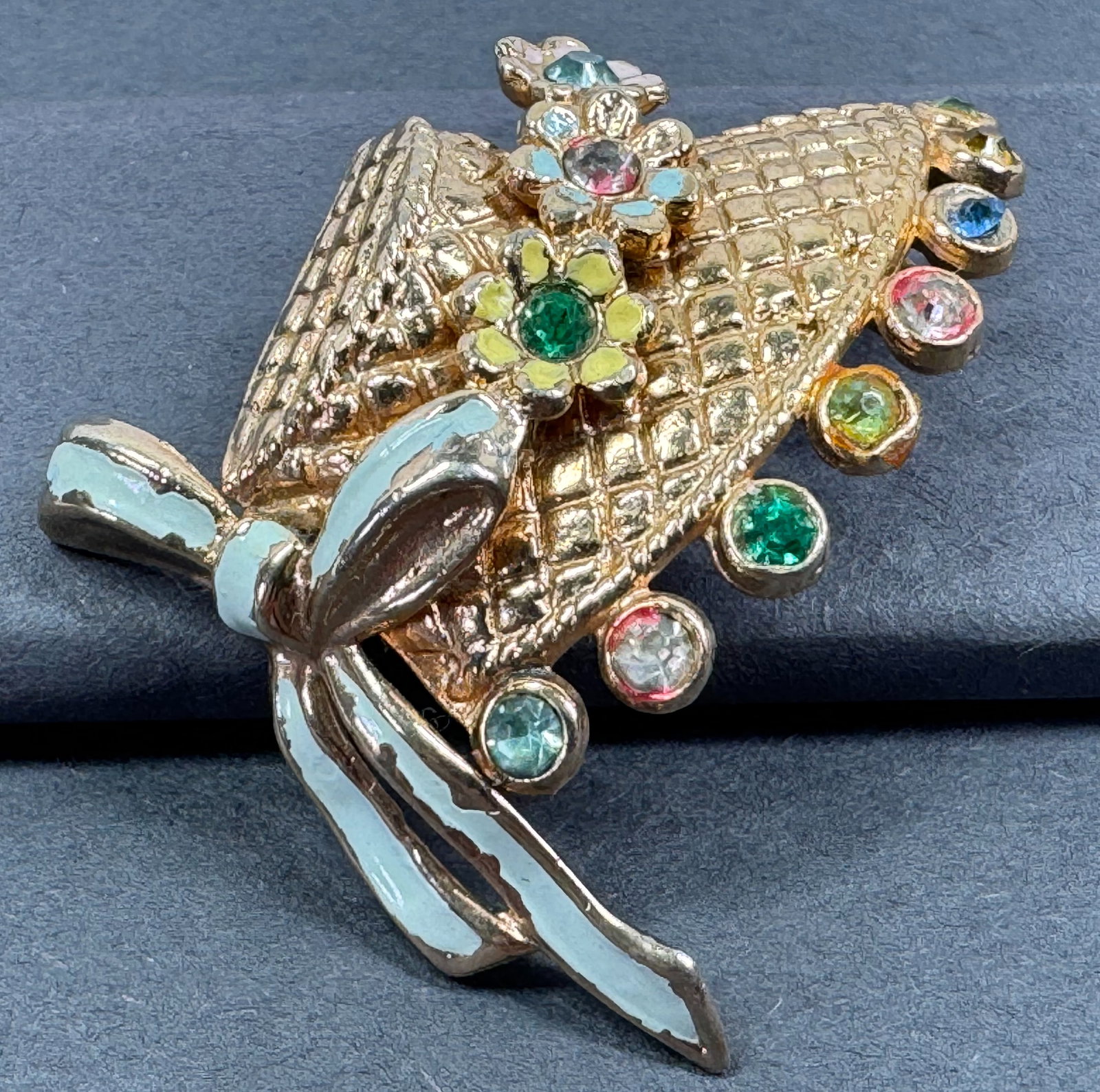 Vintage color rhinestones & enamel goldtone flowers & bow bonnet hat pin brooch.: Vintage color rhinestones & enamel goldtone metal flowers & bow bonnet hat pin brooch. Unmarked. For measures please refer to the pictures taken with a measuring tape. Weight: 16 Grams. This is a NO R