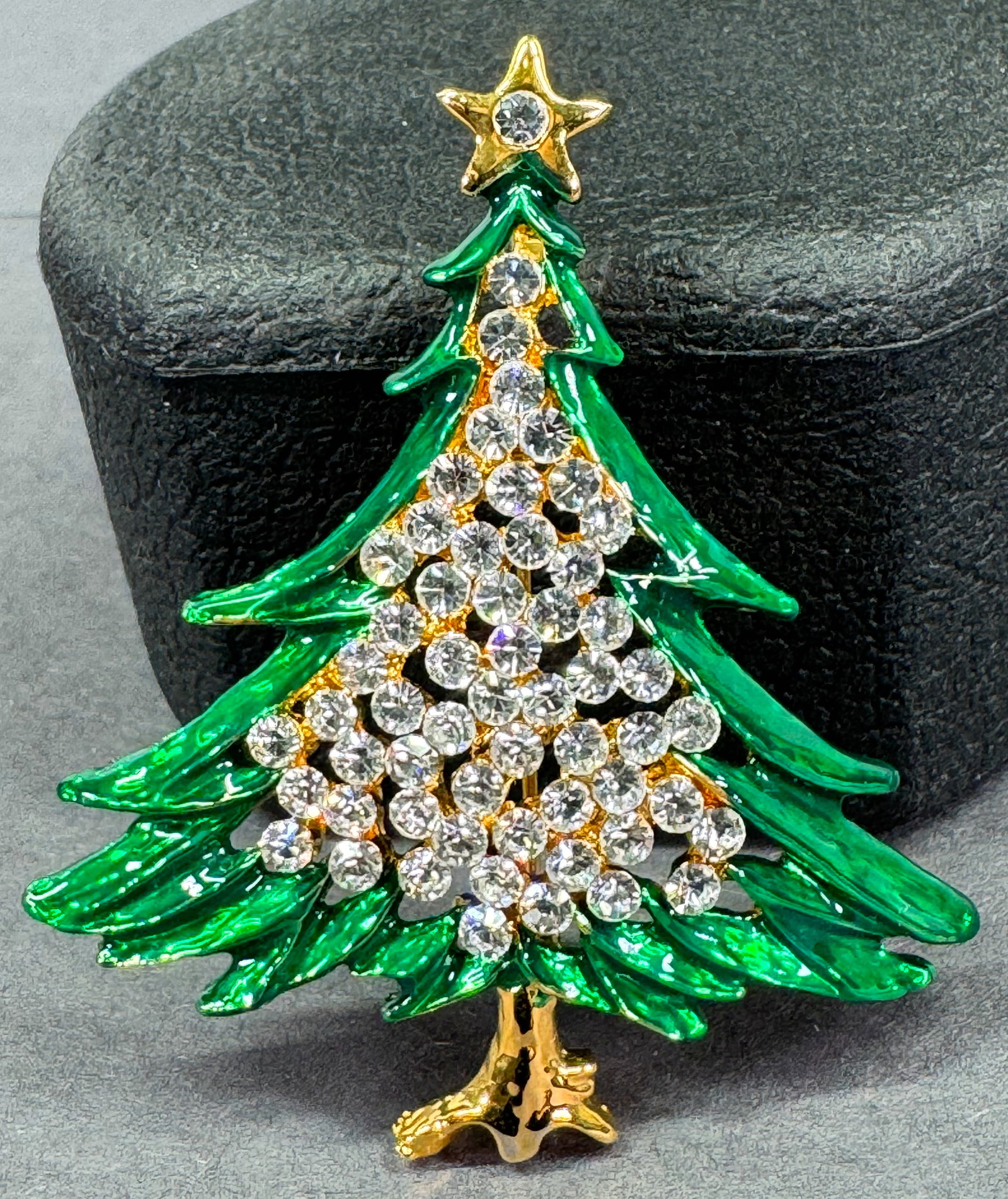 Vintage green enamel clear crystals goldtone metal Christmas tree pin brooch pendant: Vintage green enamel clear crystals goldtone metal Christmas tree pin brooch pendant. Unmarked. For measures please refer to the pictures taken with a measuring tape. Weight: 14 Grams. This is a NO RE
