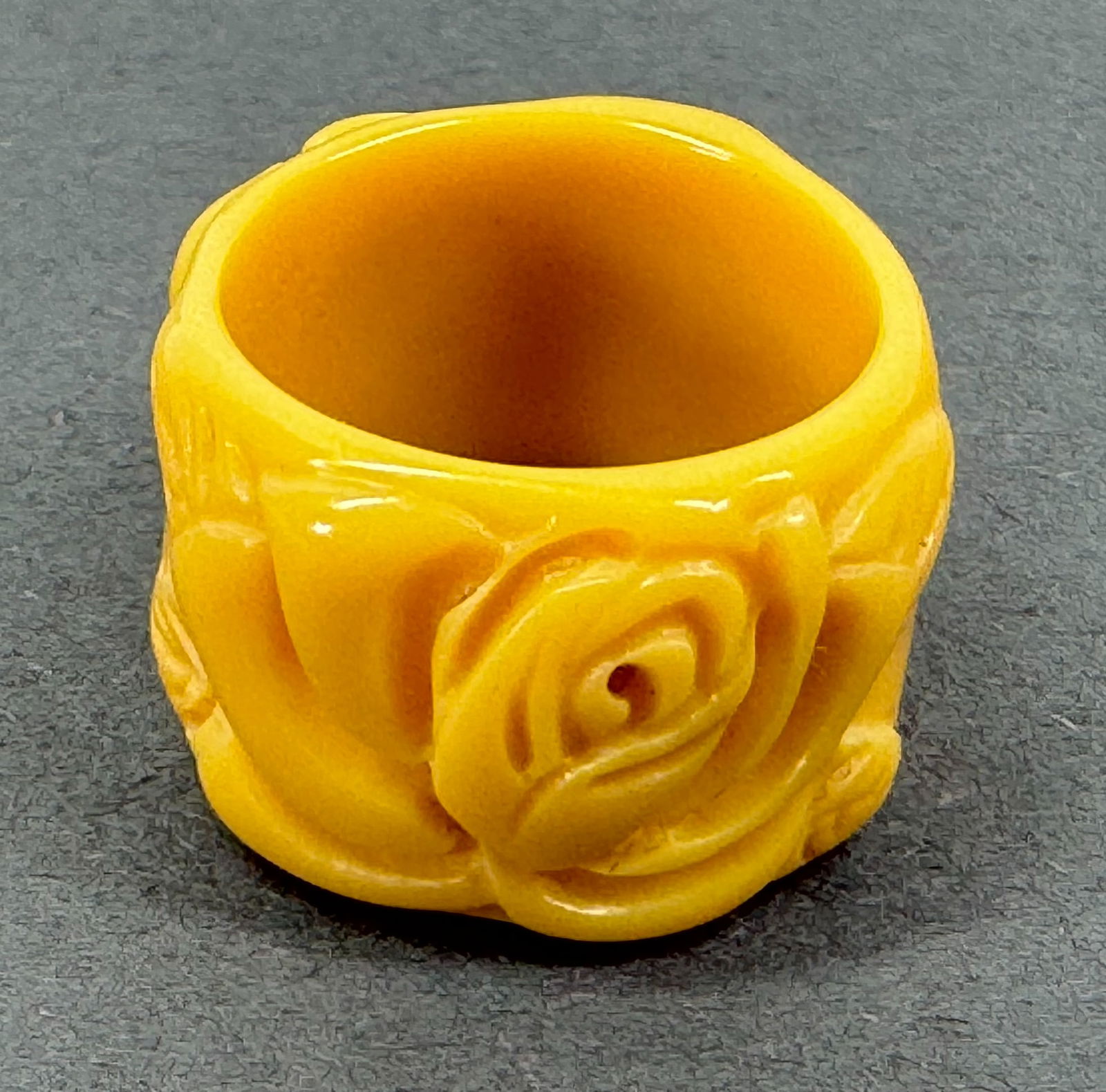 Vintage flowers celluloid ring. (1 of 5)