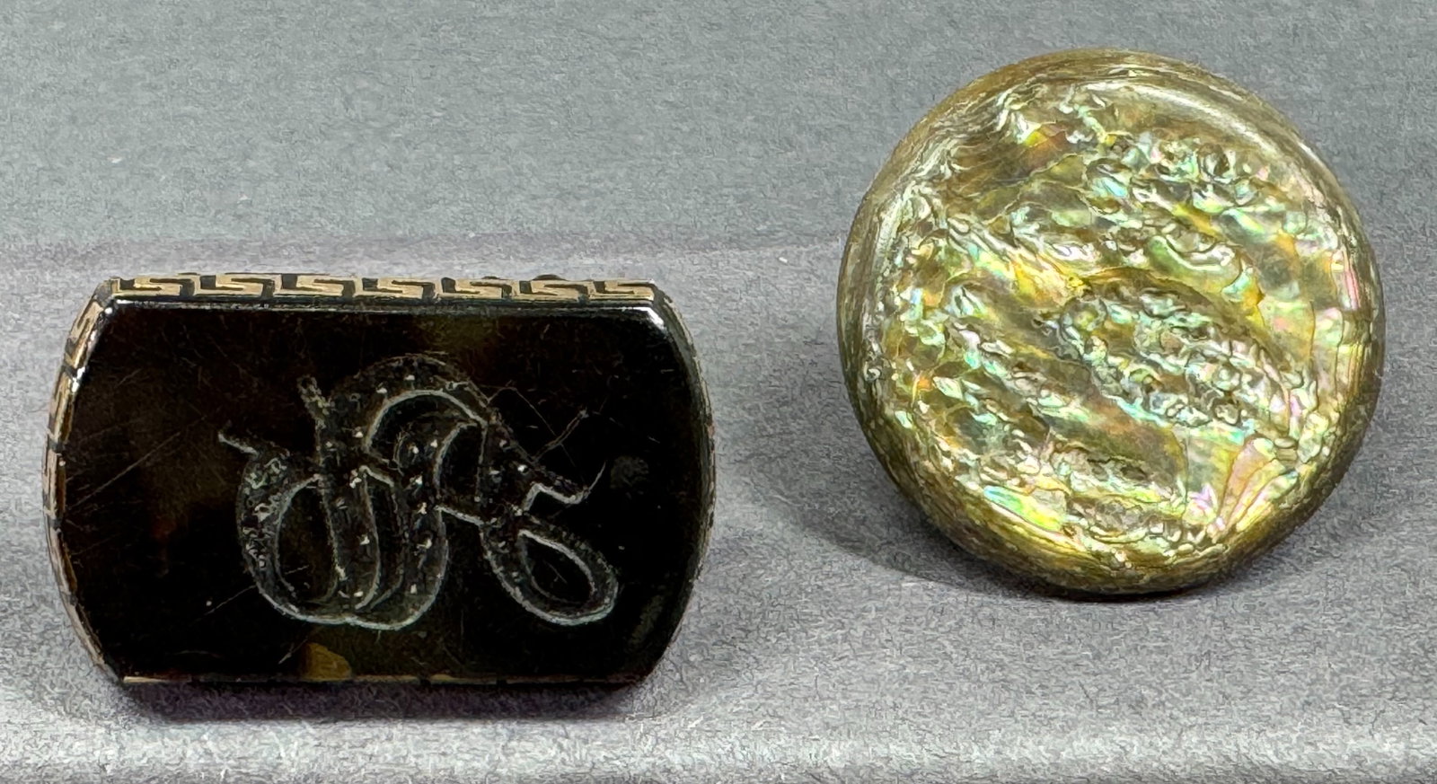 Antique Victorian stamped celluloid gold filled rim and abalone lapel buttons: Antique Victorian stamped celluloid gold filled rim and abalone lapel buttons. Unmarked. For measures please refer to the pictures taken with a measuring tape. Weight: 9 Grams. This is a NO RESERVE AU