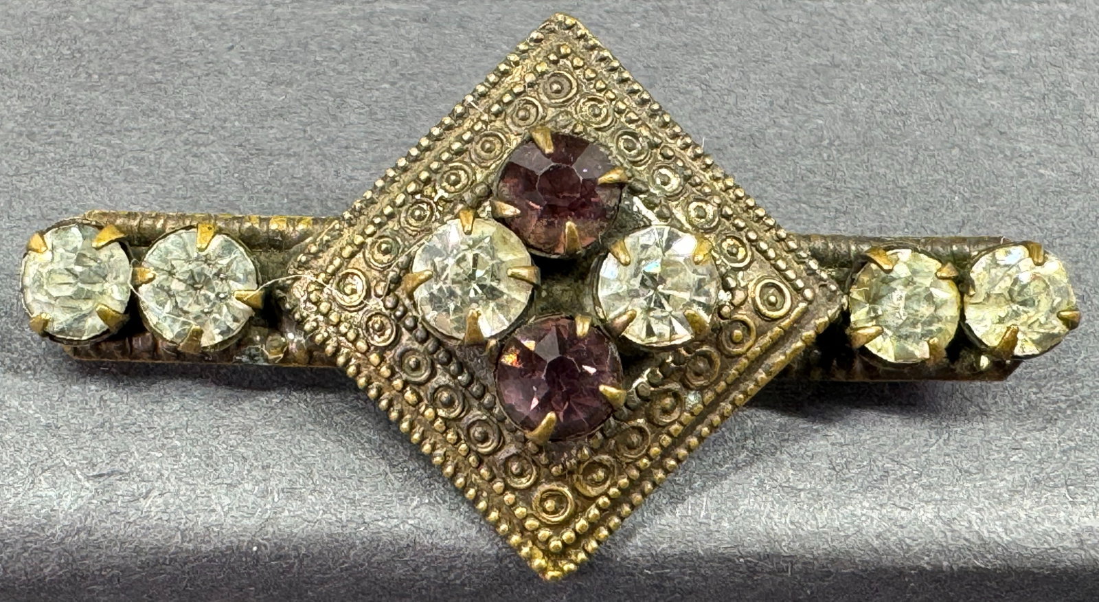 Antique Czech crystals goldtone metal pin brooch.: Antique Czech crystals goldtone metal pin brooch. Unmarked. For measures please refer to the pictures taken with a measuring tape. Weight: 4 Grams. This is a NO RESERVE AUCTION: there are no hidden or