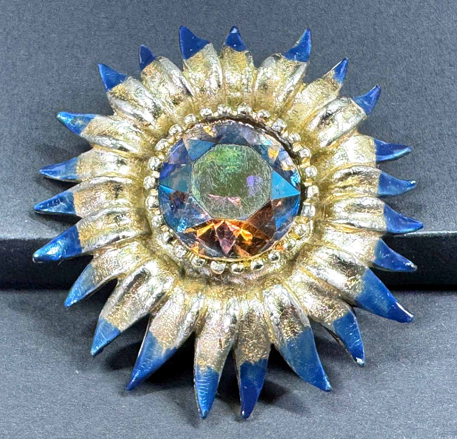 Vintage Weiss AB Crystal Enamel Goldtone Metal Flower Pin Brooch.: Vintage Weiss AB Crystal Enamel Goldtone Metal Flower Pin Brooch. Marked. For measures please refer to the pictures taken with a measuring tape. Weight: 22 Grams. This is a NO RESERVE AUCTION: there a