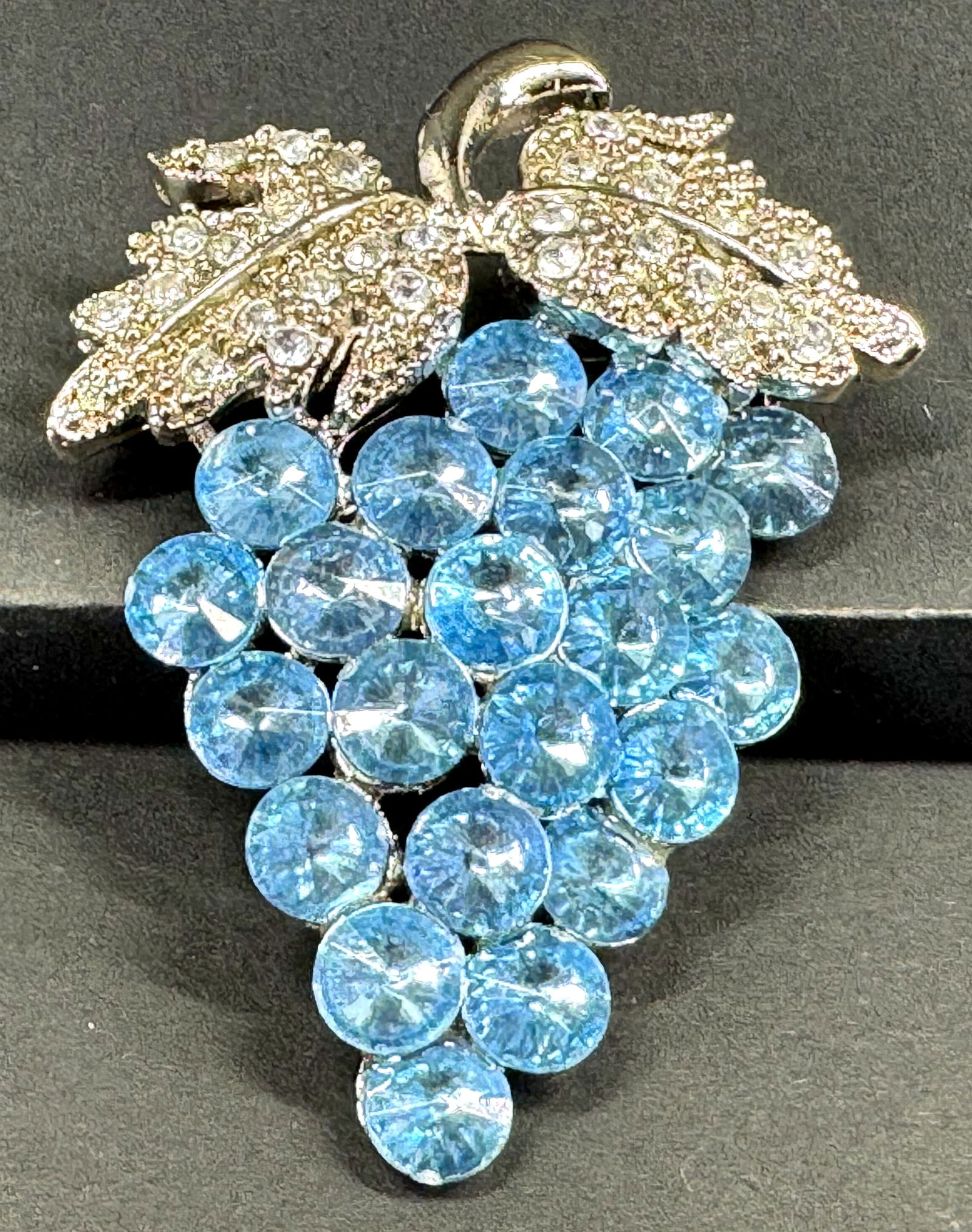 Vintage Clear & Rivoli Skyblue Crystals Silvertone Metal Grape Cluster Pin Brooch. (1 of 7)