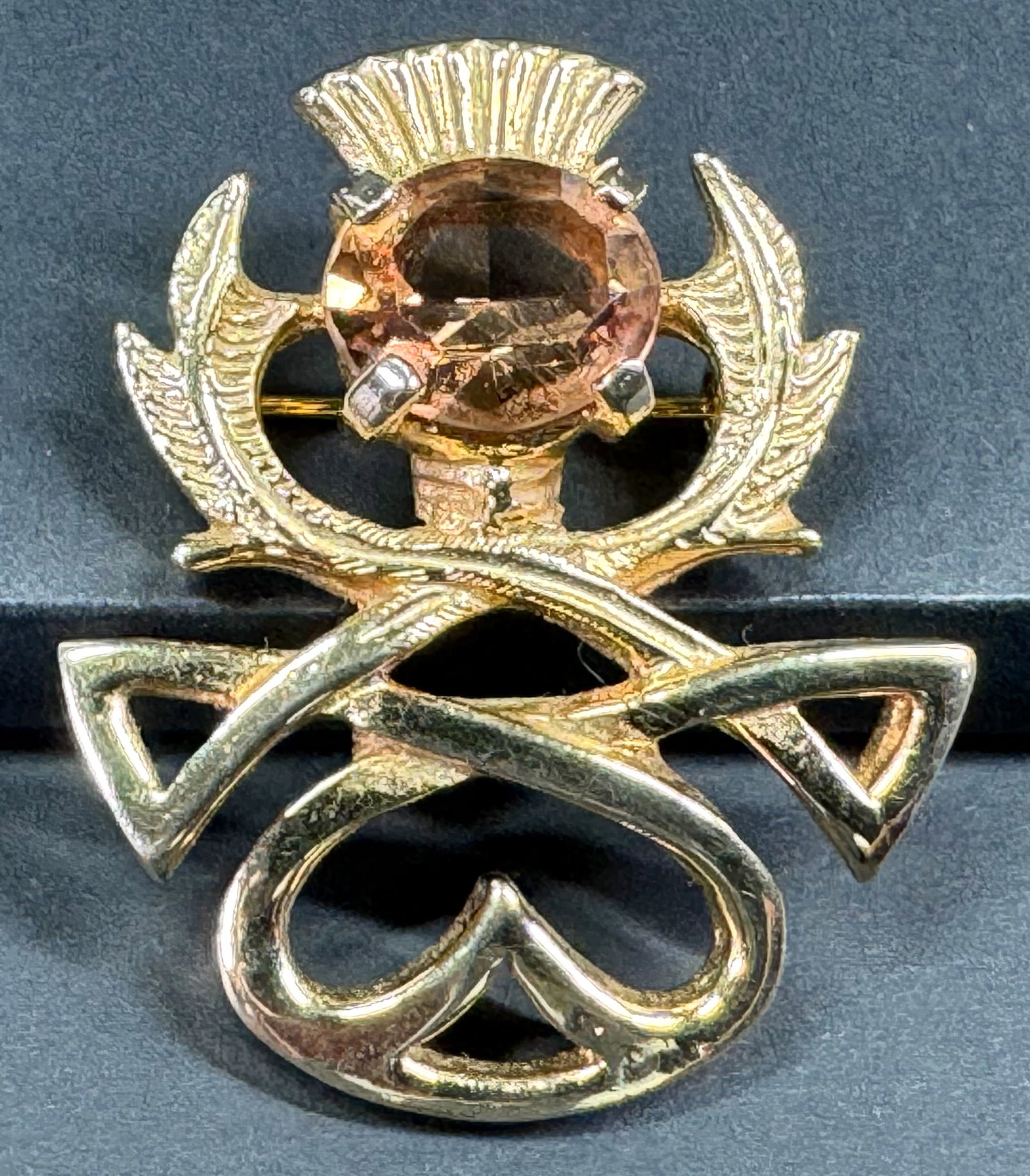 Vintage CJ Scotland Celtic citrine color glass goldtone metal thistle infinity knots pin brooch: Vintage CJ Scotland Celtic citrine color glass goldtone metal thistle infinity knots pin brooch. Marked.. For measures please refer to the pictures taken with a measuring tape. Weight:13 Grams. This i