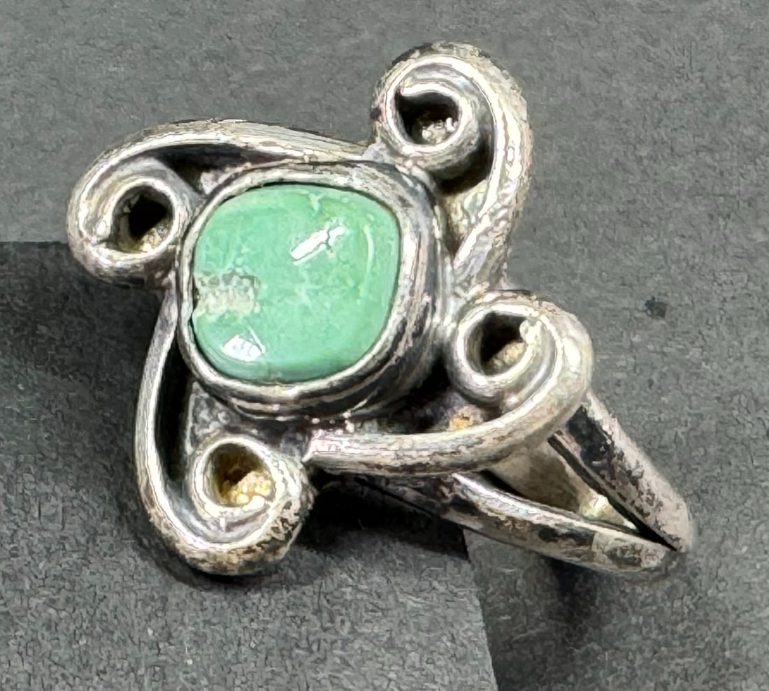 Vintage southwestern style stabilized turquoise sterling silver flower ring. (1 of 8)