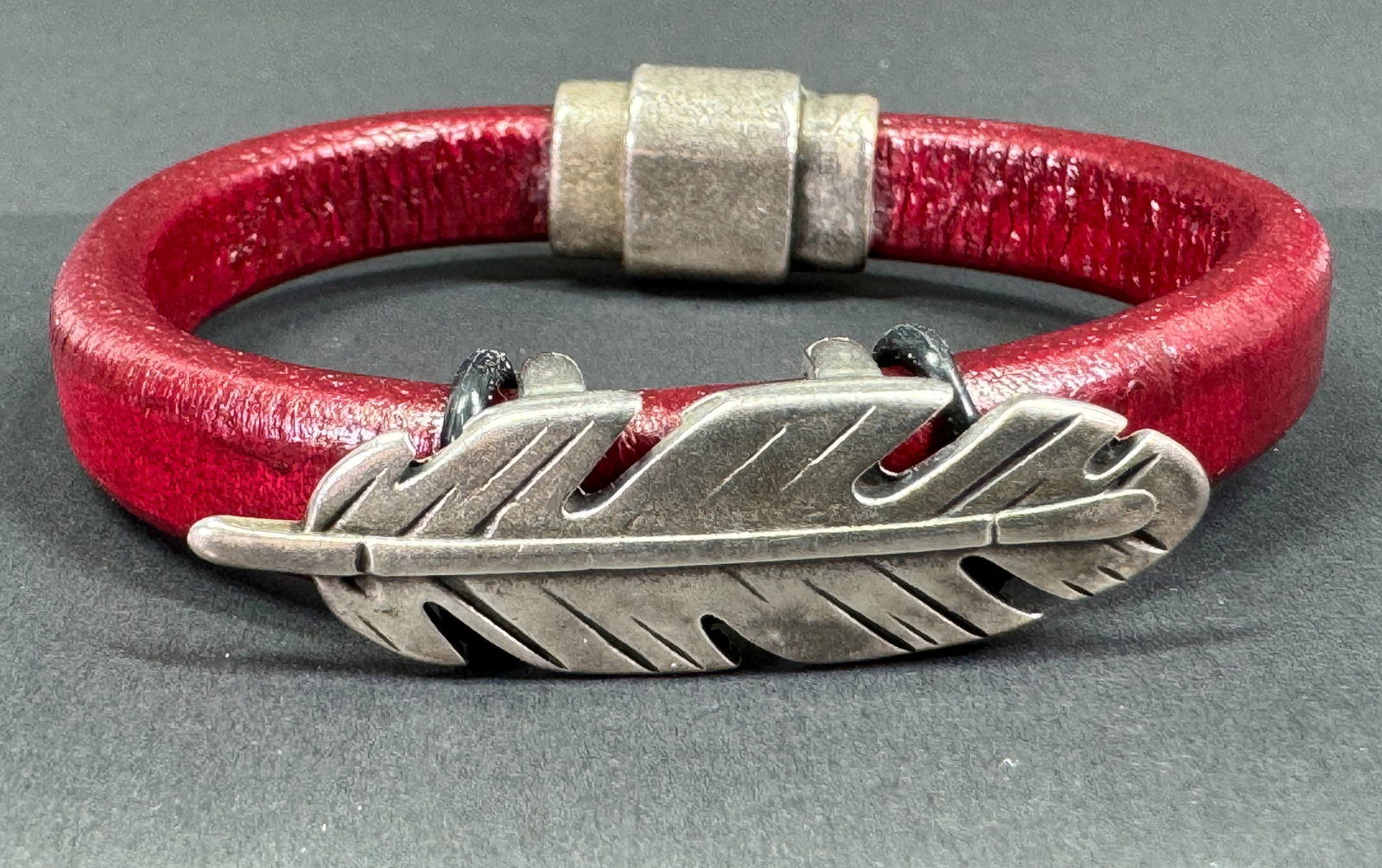 Alice Bailey Design silver plated feather on red leather bracelet. (1 of 10)