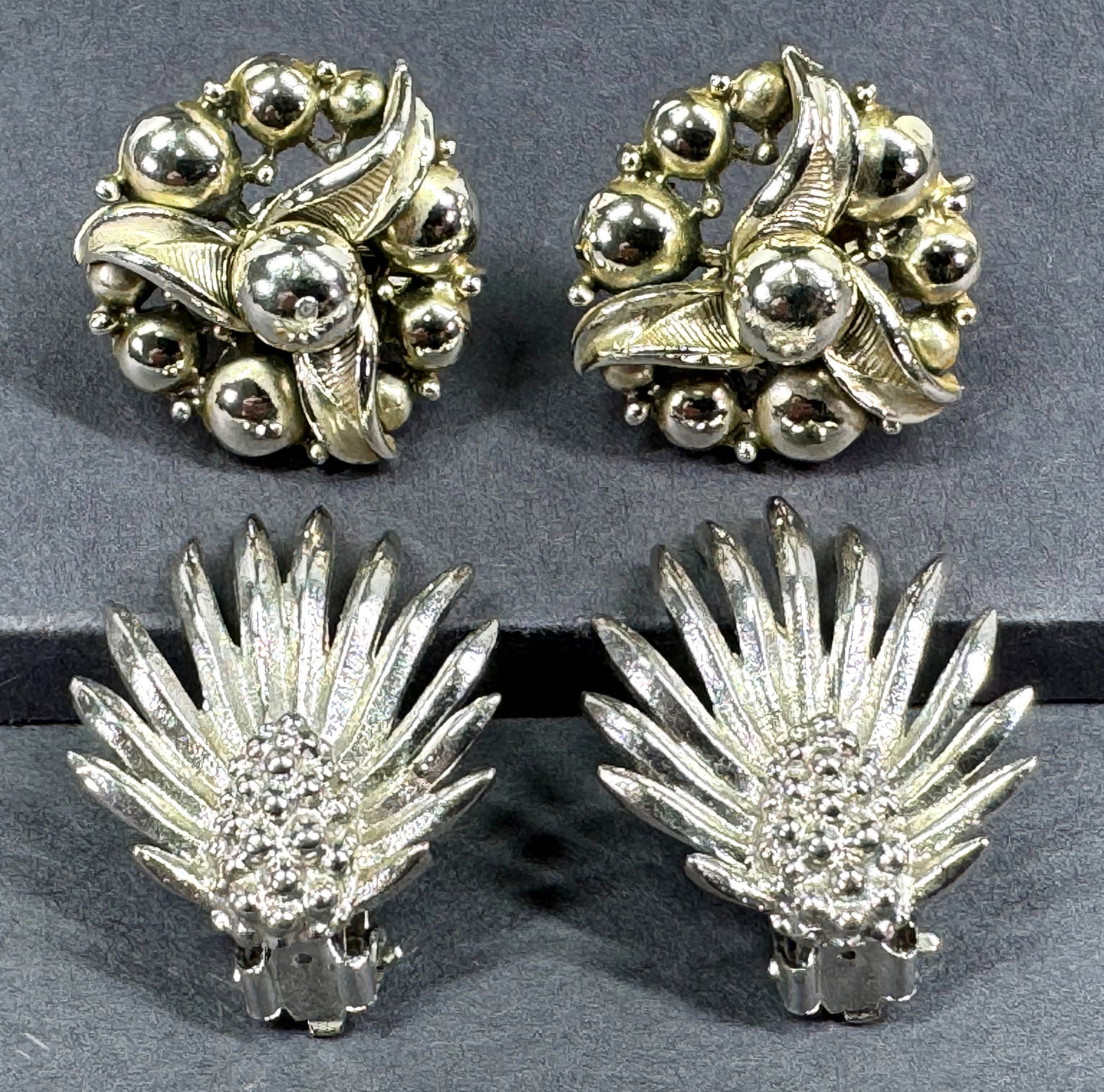 Vintage Coro goldtone screw back & Lisner silvertone metal clip on earrings. (1 of 12)