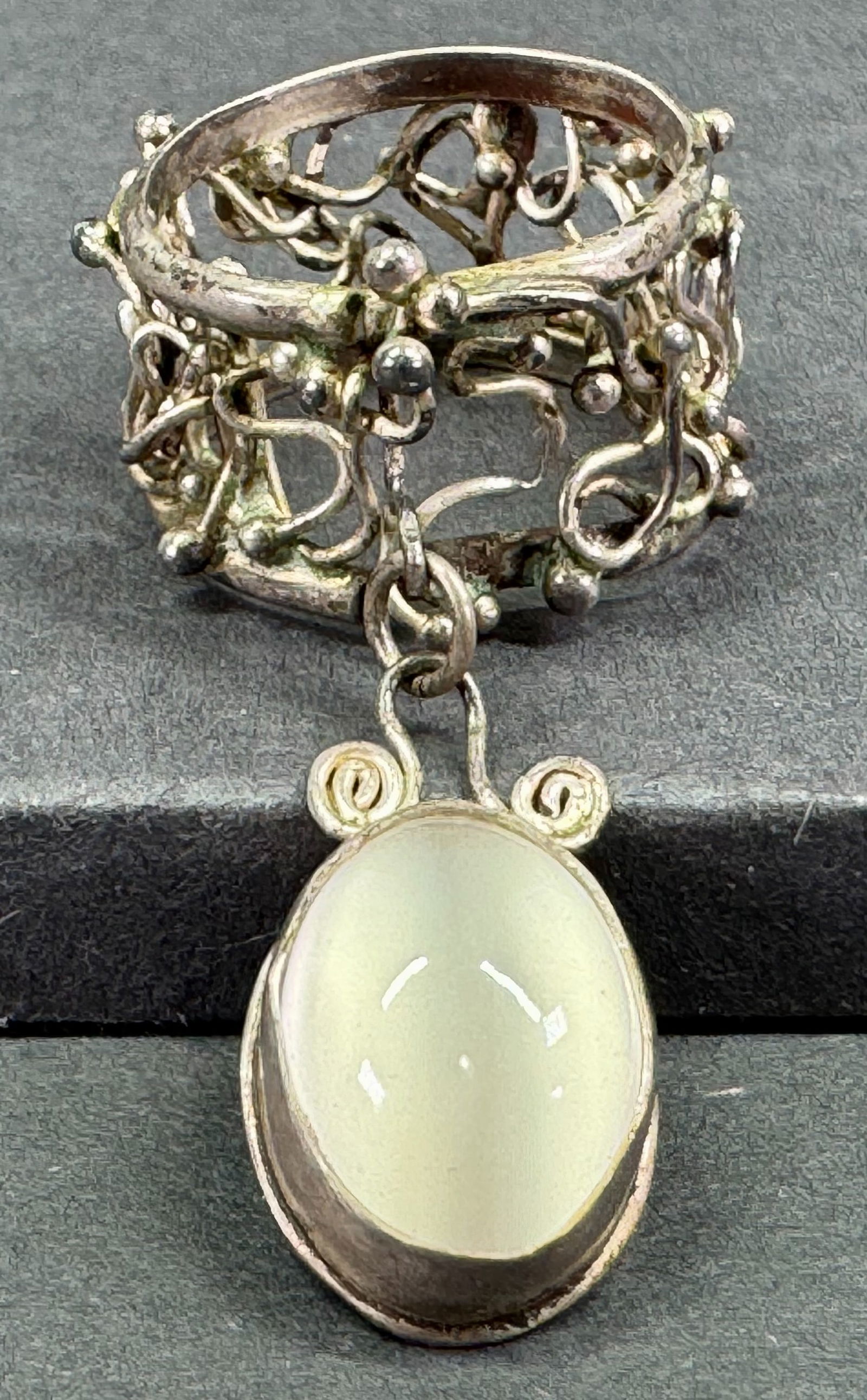 Vintage brutalist artisan crafted moonglow lucite dangle silvertone metal woven ring.: Vintage brutalist artisan crafted moonglow lucite dangle silvertone metal woven ring. For measures please refer to the pictures taken with a measuring tape. Size is around 6 1/2 (please refer to the p