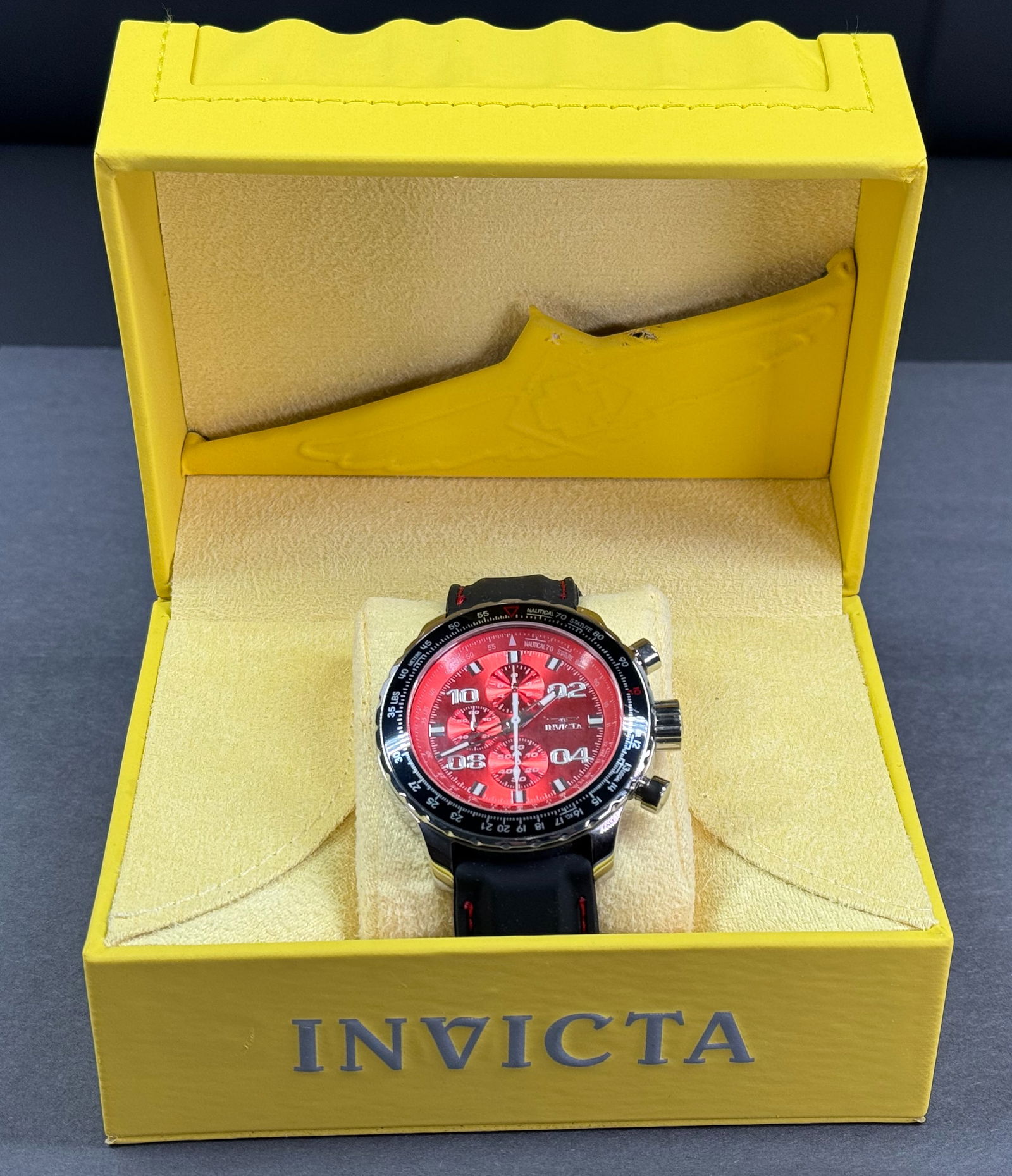Almost Unused Invicta Limited Edition Aviator Chronograph Watch.: Almost Unused Invicta Limited Edition Aviator Chronograph Watch. Quartz Chronograph Movement. Sapphire Crystal. Original rubber strap. Numbered 2791 of 3500. Working properly. Original box (defect in