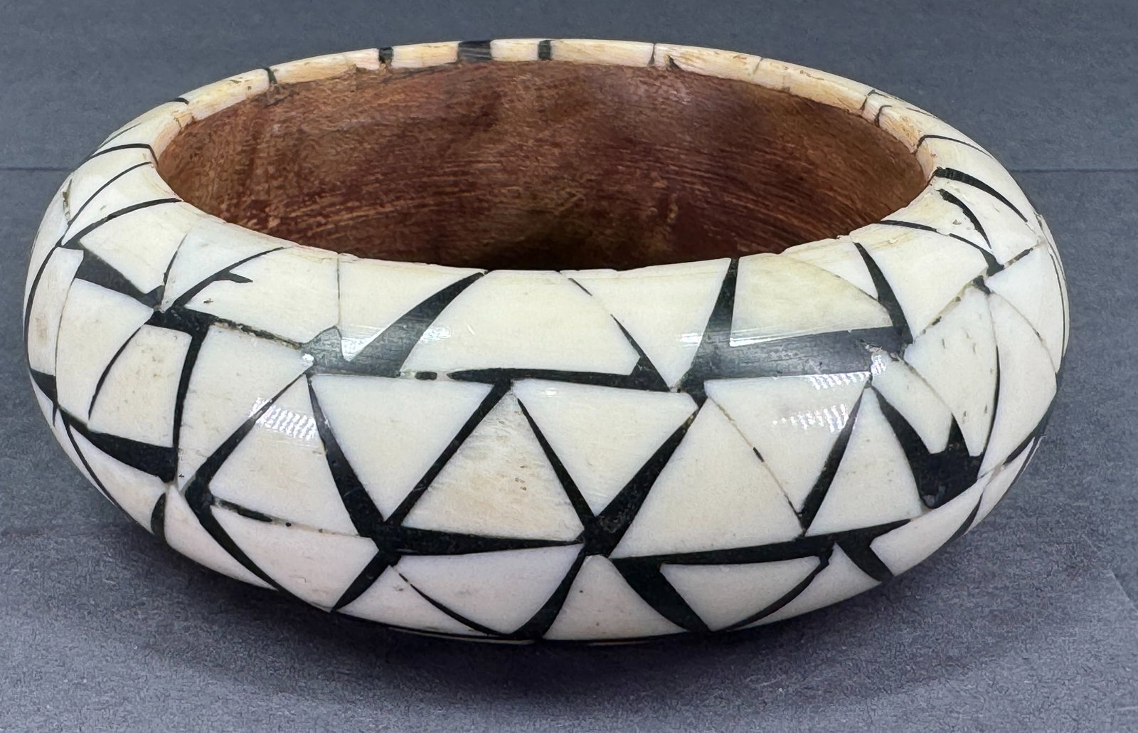 Vintage ethnic boho marquetry bone inlaid wooden bracelet bangle.: Vintage ethnic boho marquetry bone inlaid wooden bracelet bangle. Unmarked. For measures please refer to the pictures taken with a measuring tape. Weight: 76 Grams. This is a NO RESERVE AUCTION: there