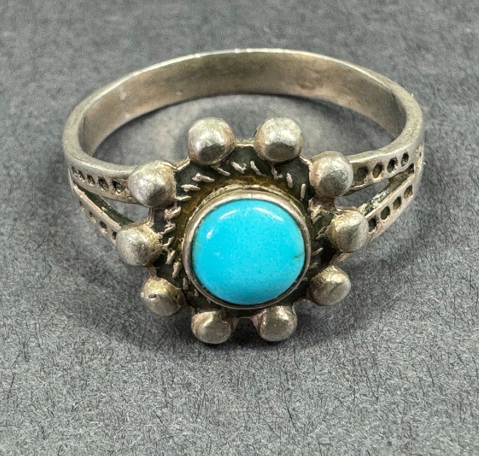 Vintage native american turquoise sterling silver flower and stamped sides ring. (1 of 8)
