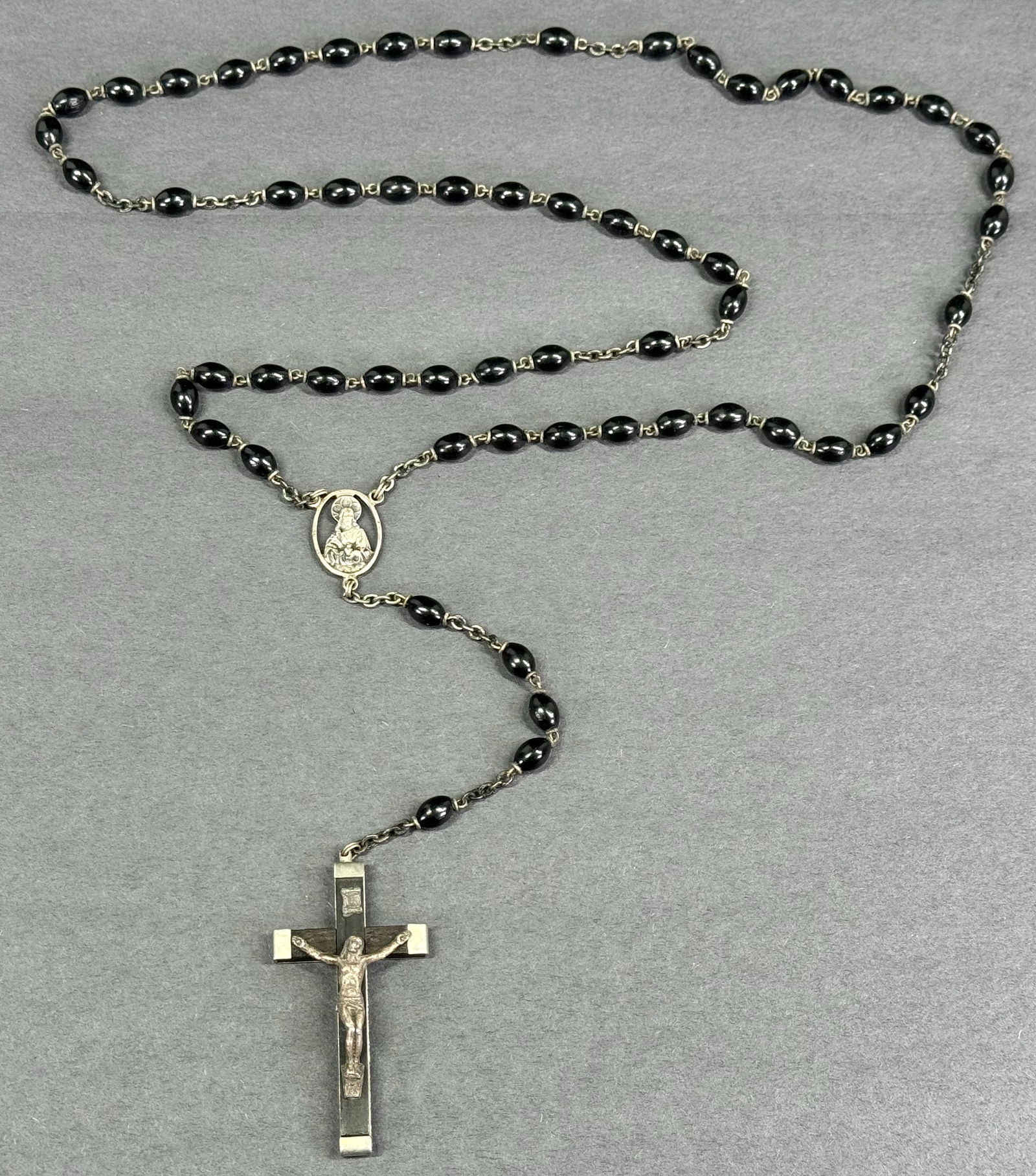 Vintage Italian ebony Crucifix Our Lady of Pompeii & Our Sacred Heart medal rosary.: Vintage Italian ebony Crucifix Our Lady of Pompeii & Our Sacred Heart medal rosary. Marked ebony Italy. Original patina. For measures please refer to the pictures taken with a measuring tape. Weight: