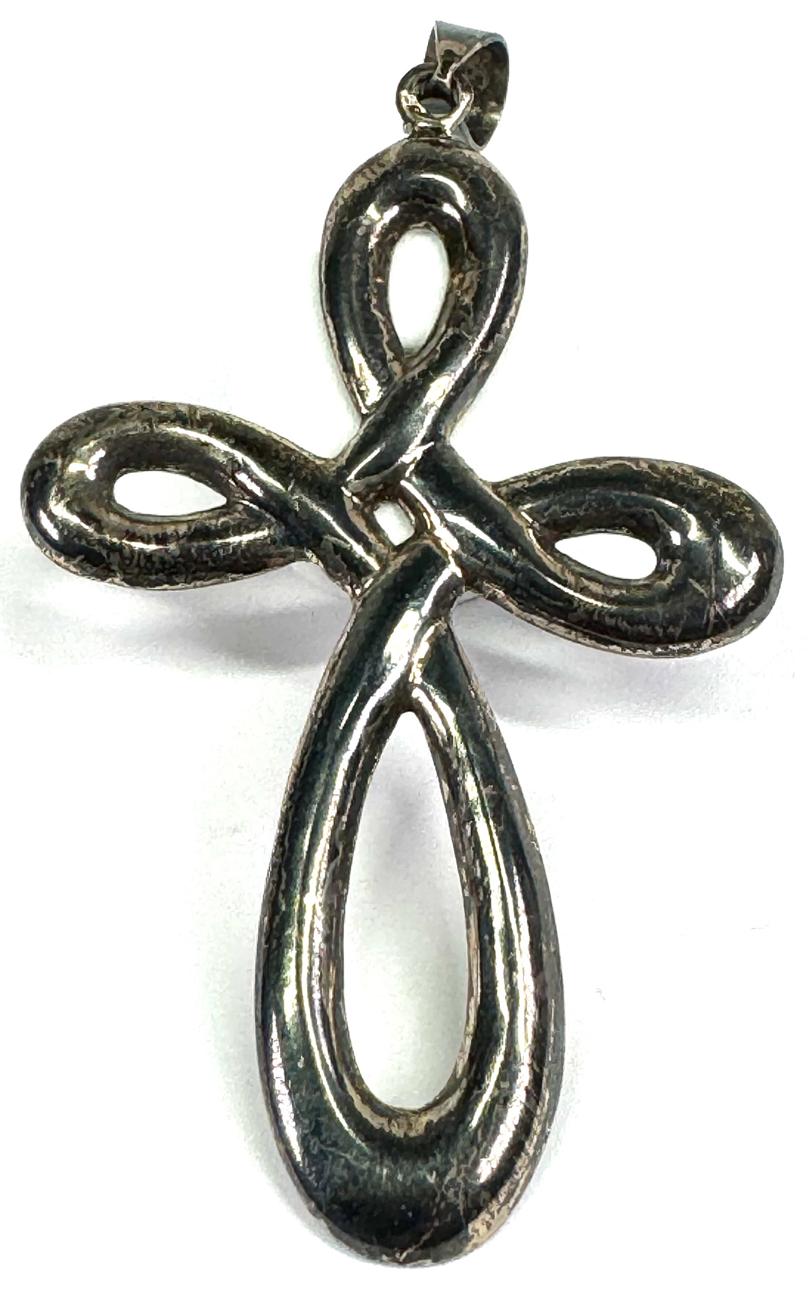 Vintage James Avery style eternal ribbon sterling silver cross pendant. Mark 925 and an unidentified: Vintage James Avery style eternal ribbon sterling silver cross pendant. Mark 925 and an unidentified mark. For measures please refer to the picture taken with a measuring tape. Weight: 5.59 Grams. Thi