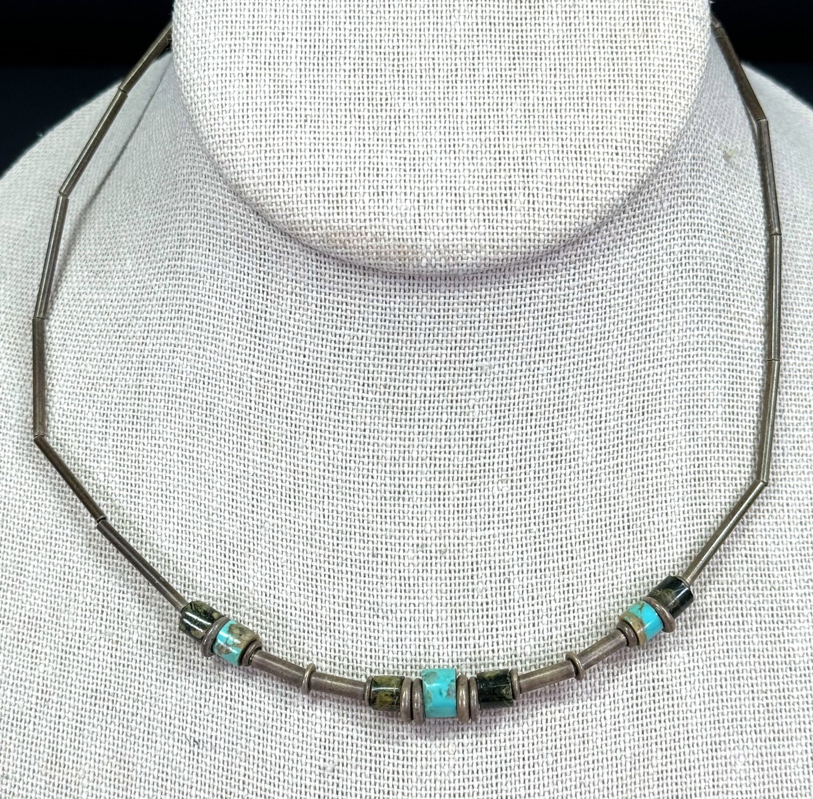Vintage native american stabilized turquoise, heliotrope stone liquid silver beaded choker necklace: Vintage native american stabilized turquoise, heliotrope stone and liquid silver beaded choker necklace. Unmarked. For measures please refer to the pictures taken with a measuring tape. Weight: 8 Gram