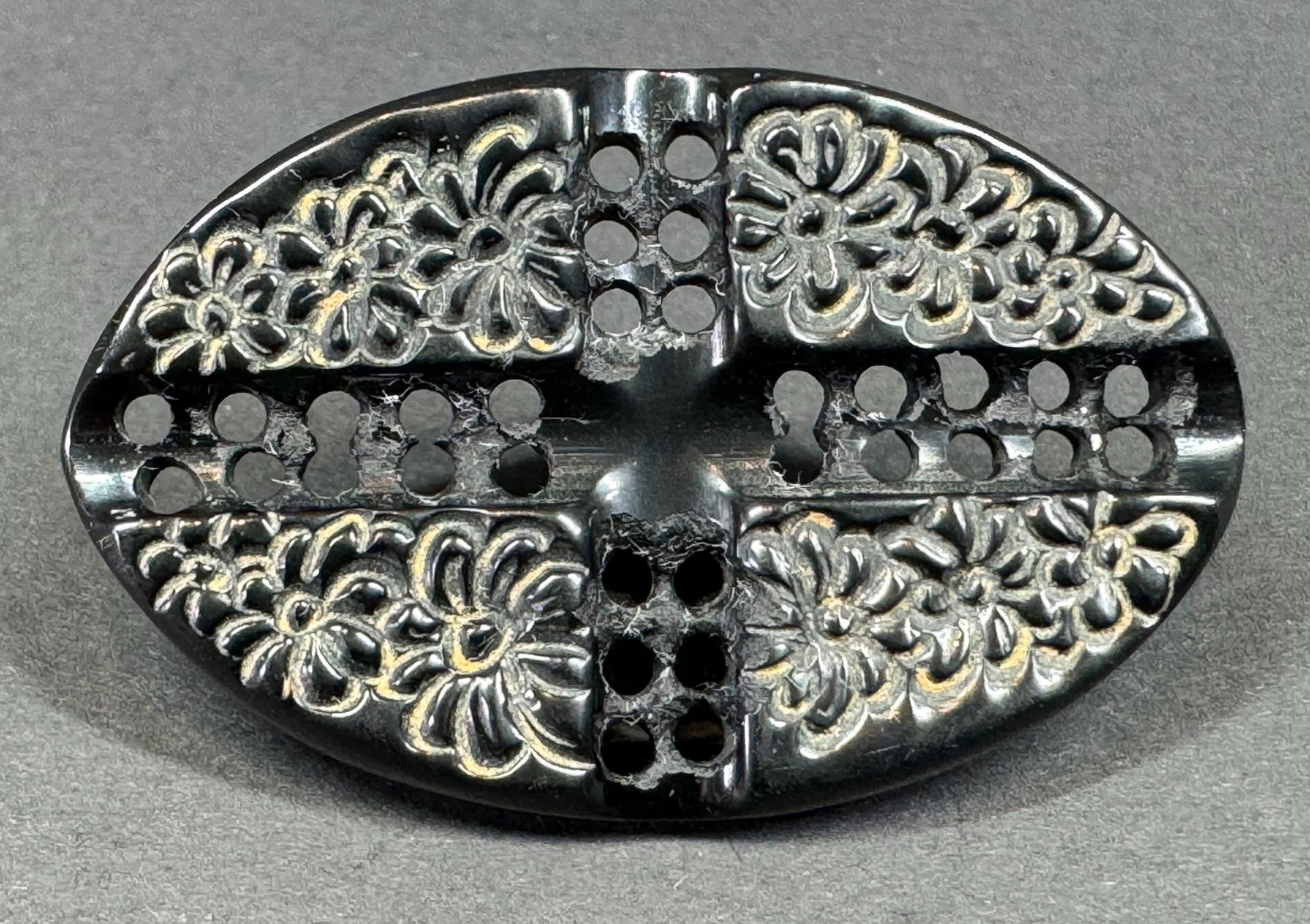 Antique Victorian mourning gutta percha flowers oval pin brooch. (1 of 6)