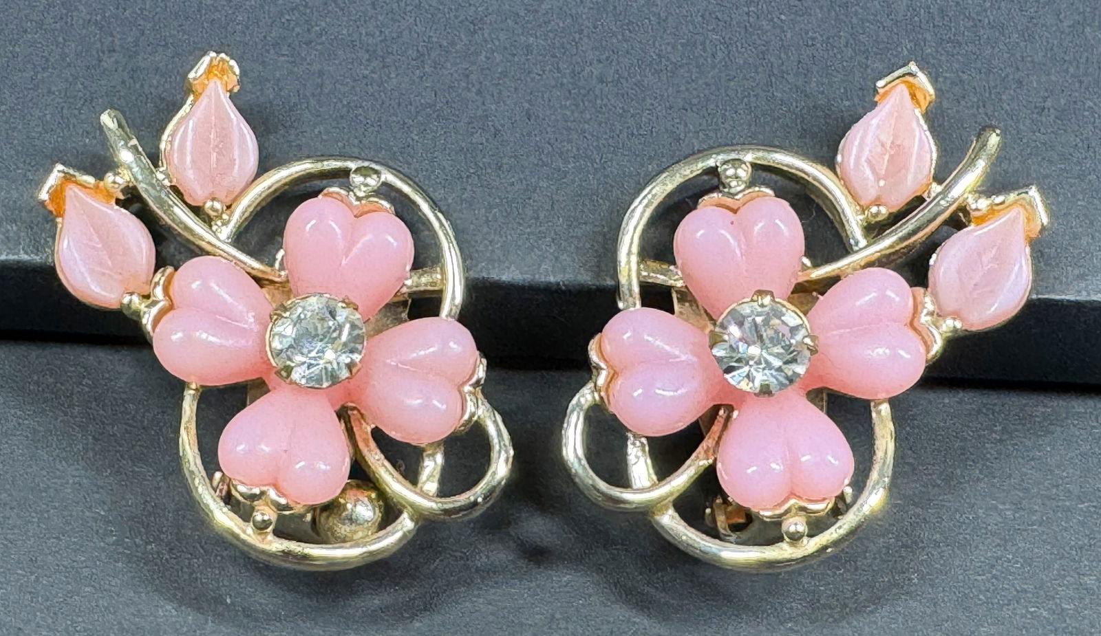 Vintage Kramer clear crystal molded rose plastic flower & leaves goldtone metal clip earrings. (1 of 7)