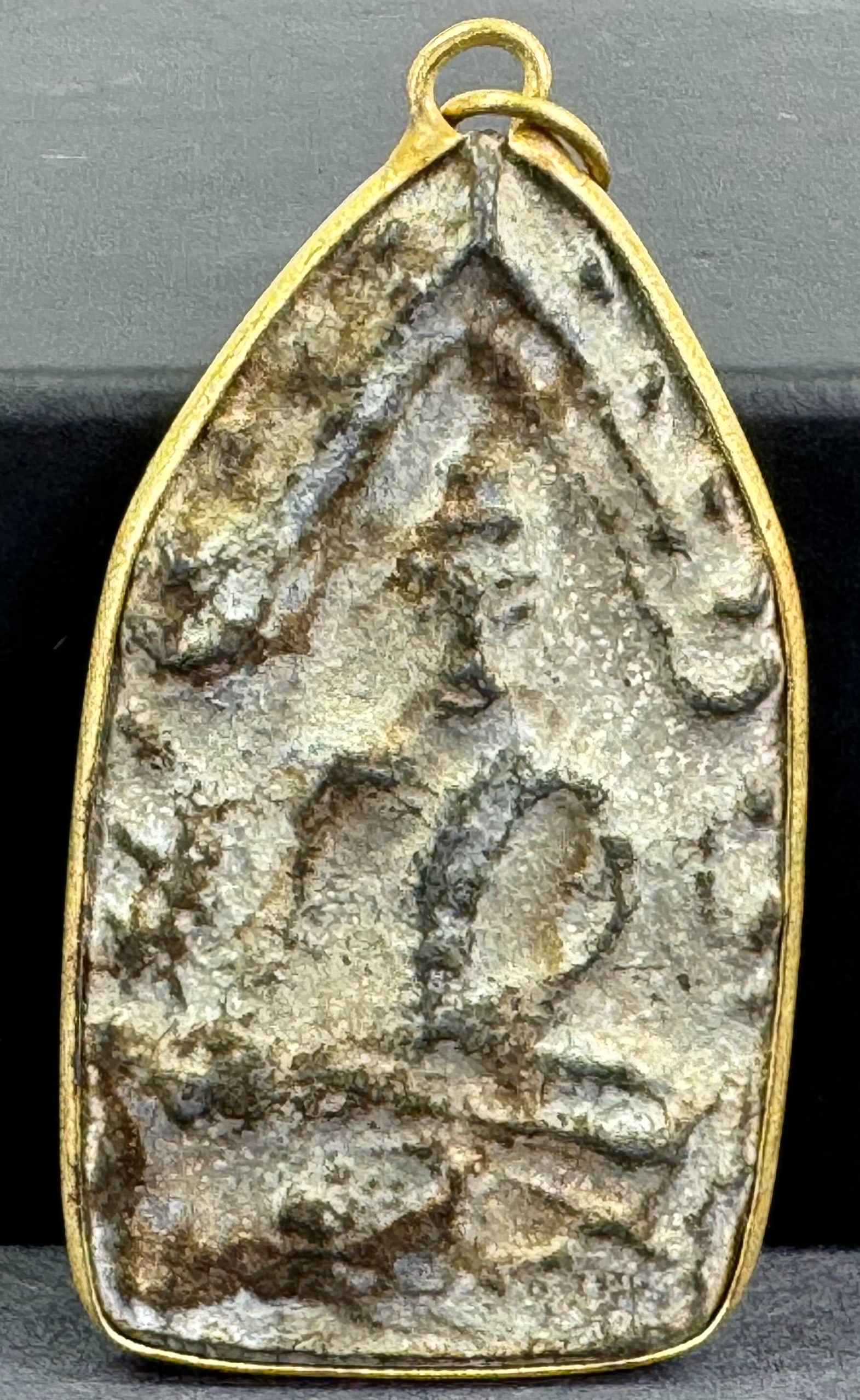 Vintage Thai terracotta Buddha amulet silvertone metal setting pendant.: Vintage Thai terracotta Buddha amulet silvertone metal setting pendant. Unmarked . For measures please refer to the pictures taken with a measuring tape. Weight: 19 Grams. This is a NO RESERVE AUCTION