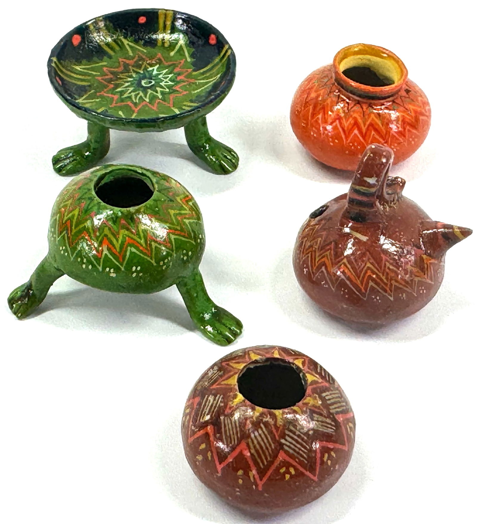 Vintage Mexican folk art hand painted miniature pottery. Lot of 5 pieces. (1 of 9)