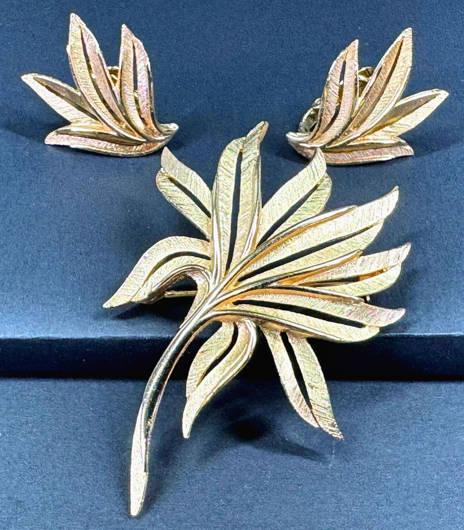 Vintage Crown Trifari goldtone metal leaf brooch pin & clip earrings set. Marked.   For measures (1 of 15)